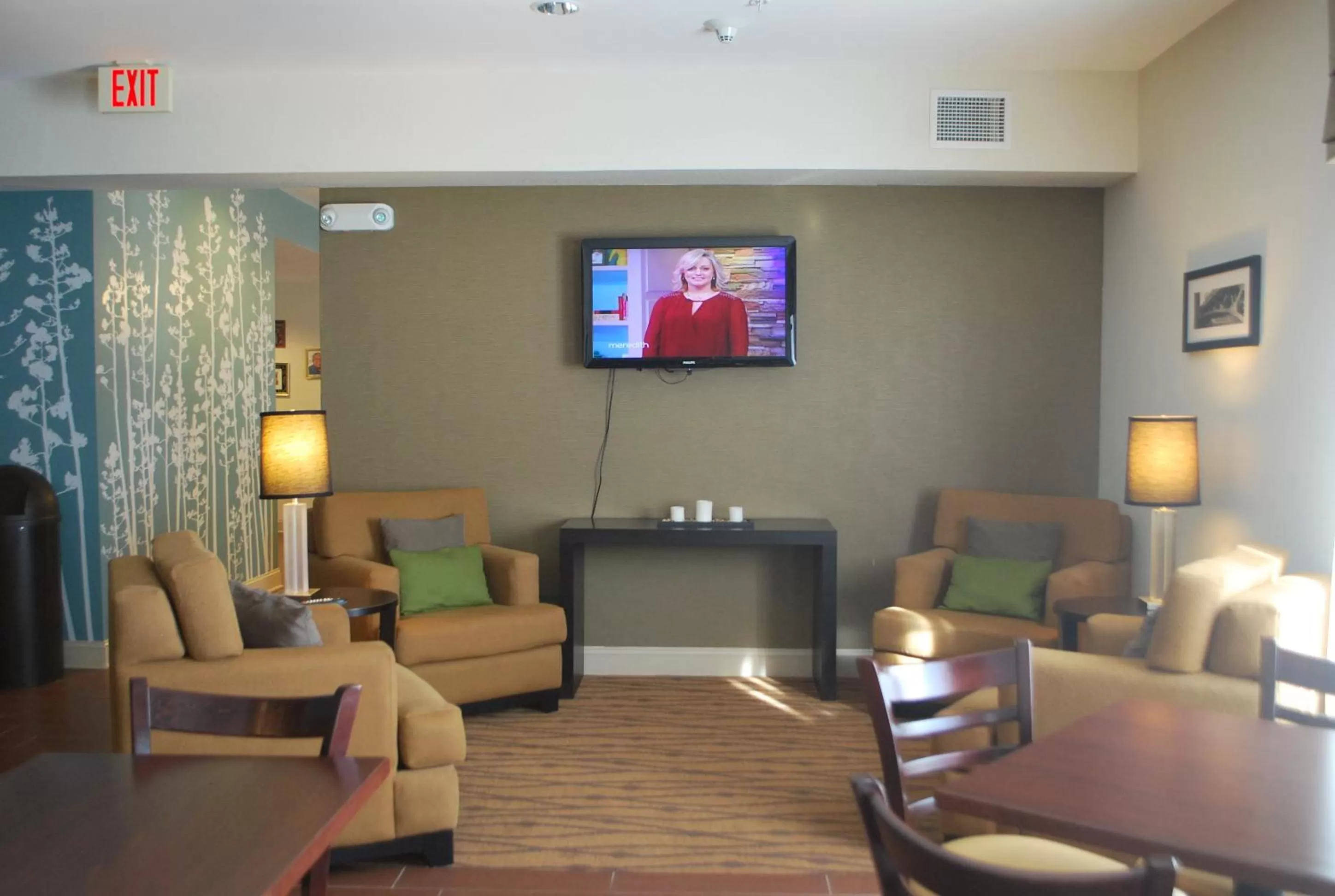 Communal lounge/ TV room in Sleep Inn & Suites Clintwood