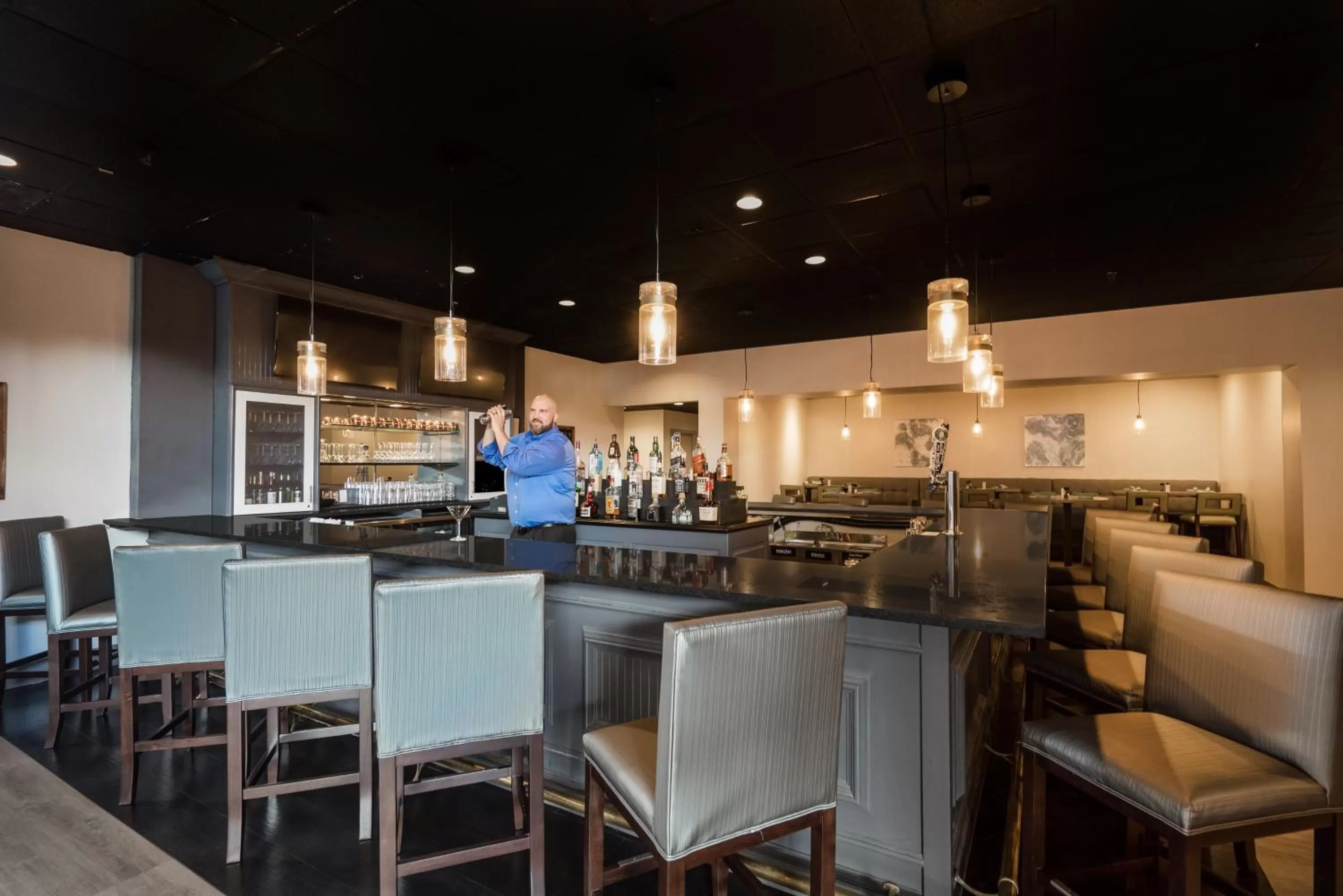 Lounge or bar in enVision Hotel & Conference Center Mansfield-Foxboro