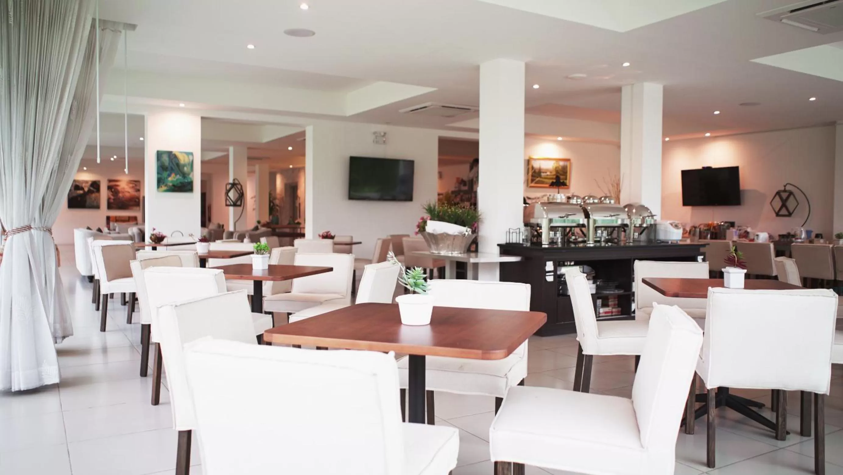 Restaurant/Places to Eat in The White Garden Premier Saraburi