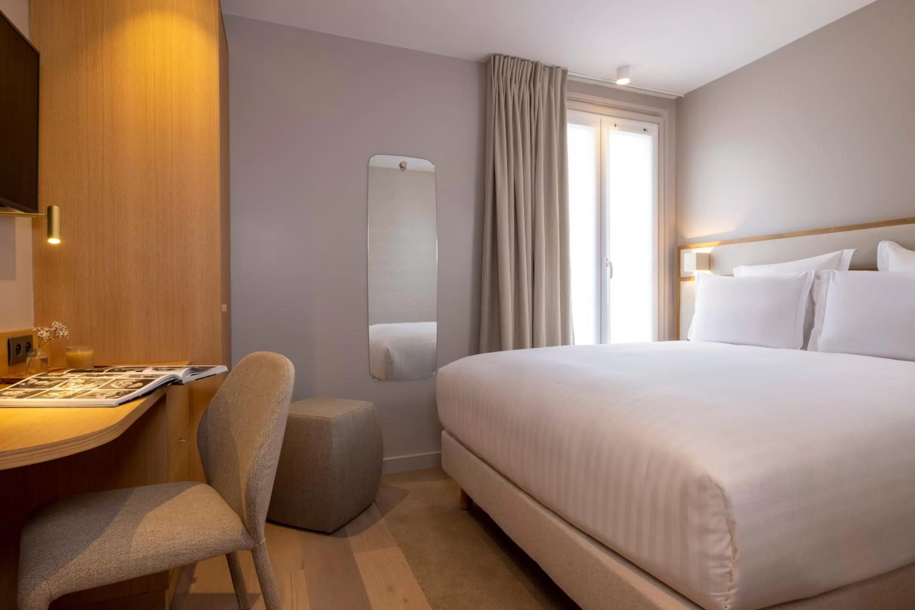 Bedroom, Bed in Hôtel Beige