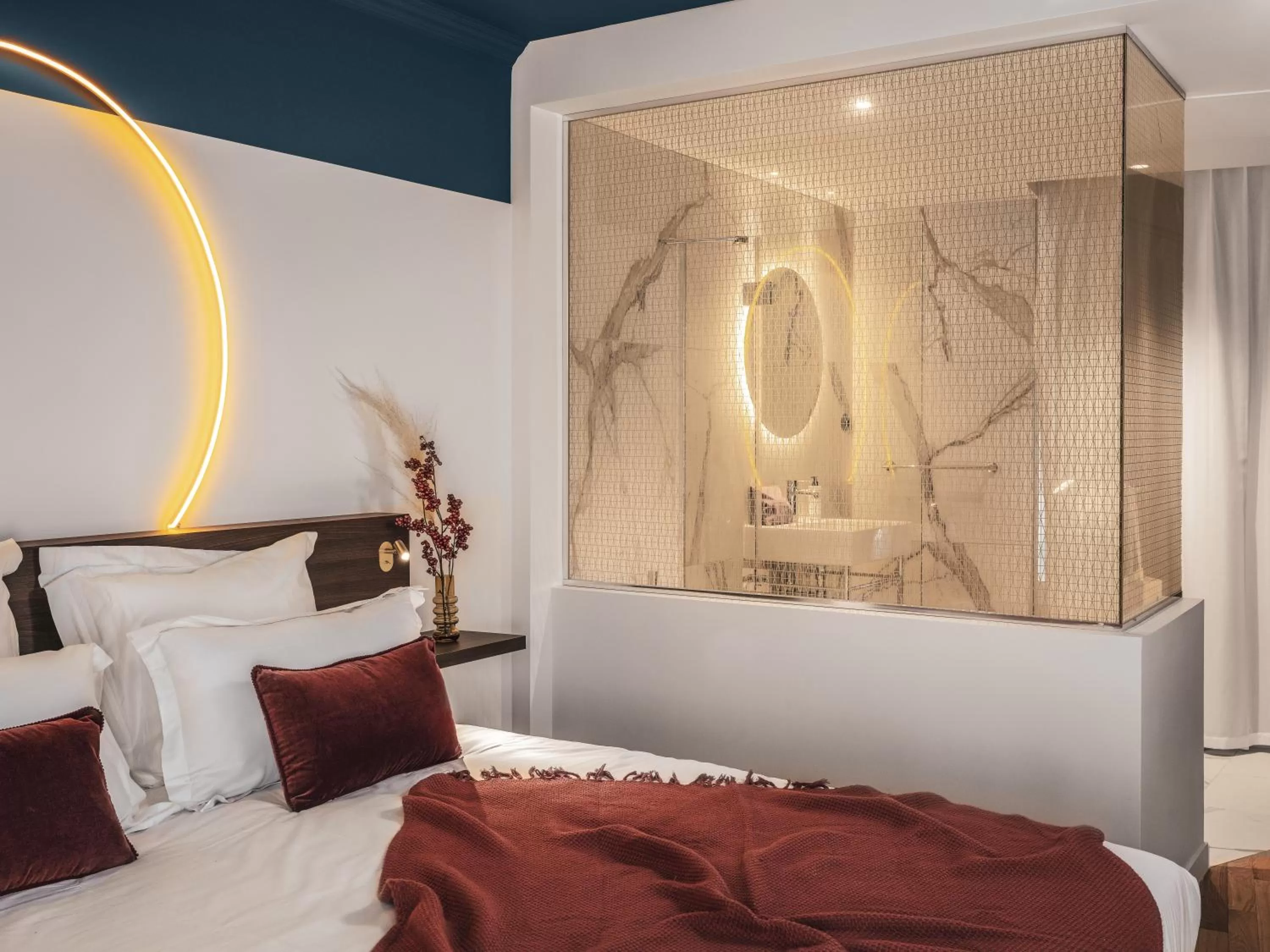 Bathroom, Bed in Seven Hotel Paris