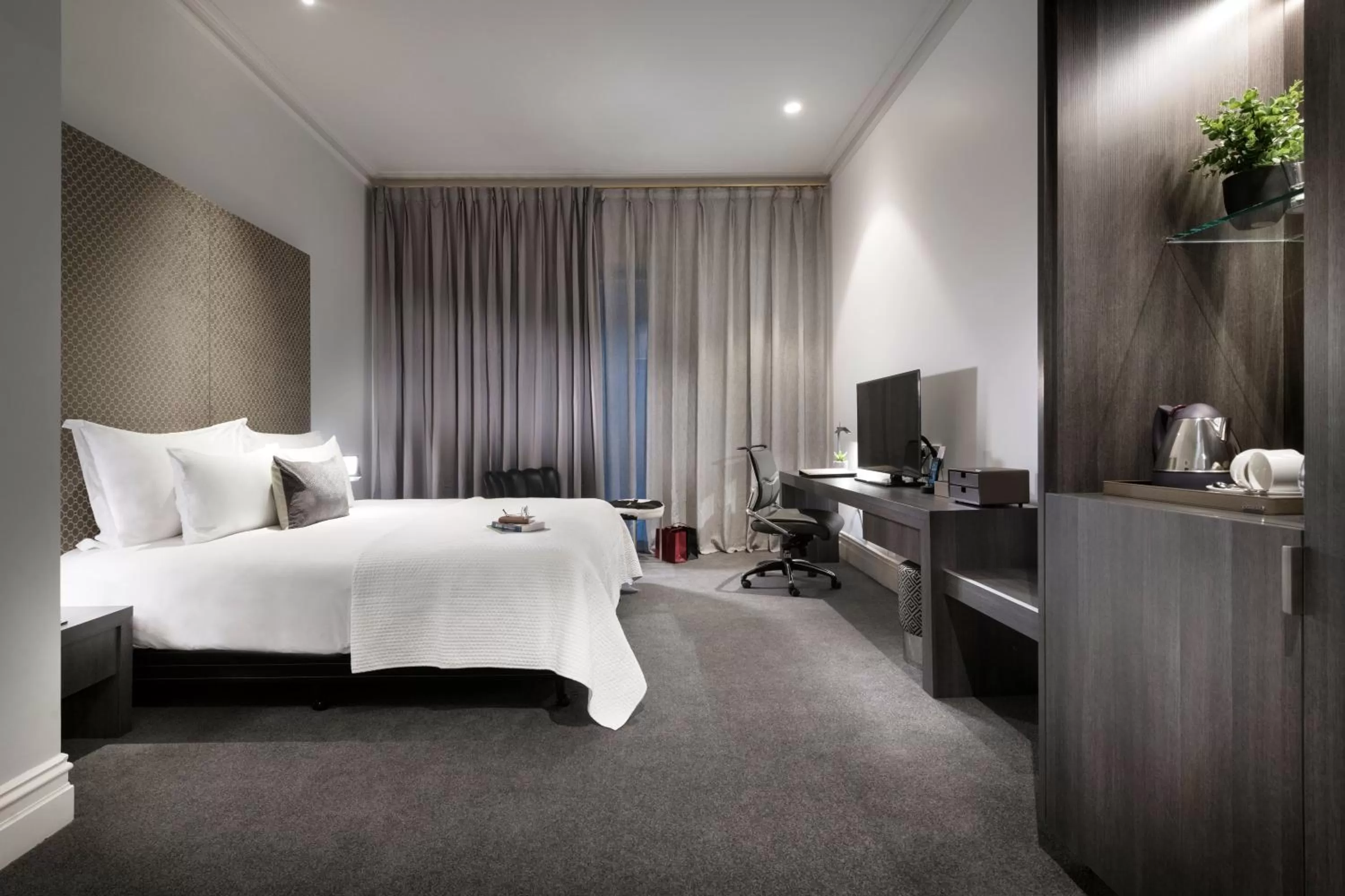 Photo of the whole room, Bed in The Melbourne Hotel