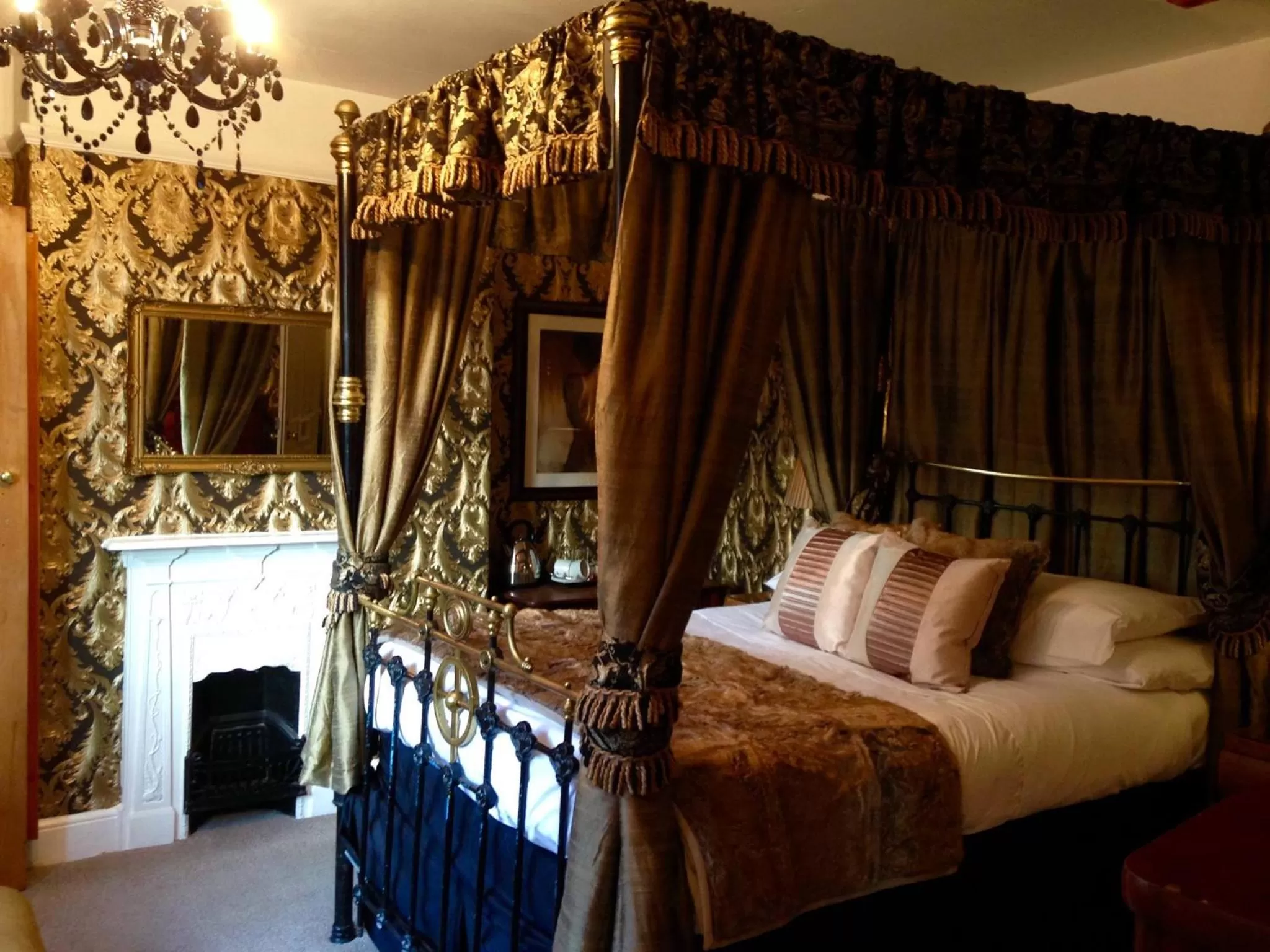 Bed in The Old Registry guest house