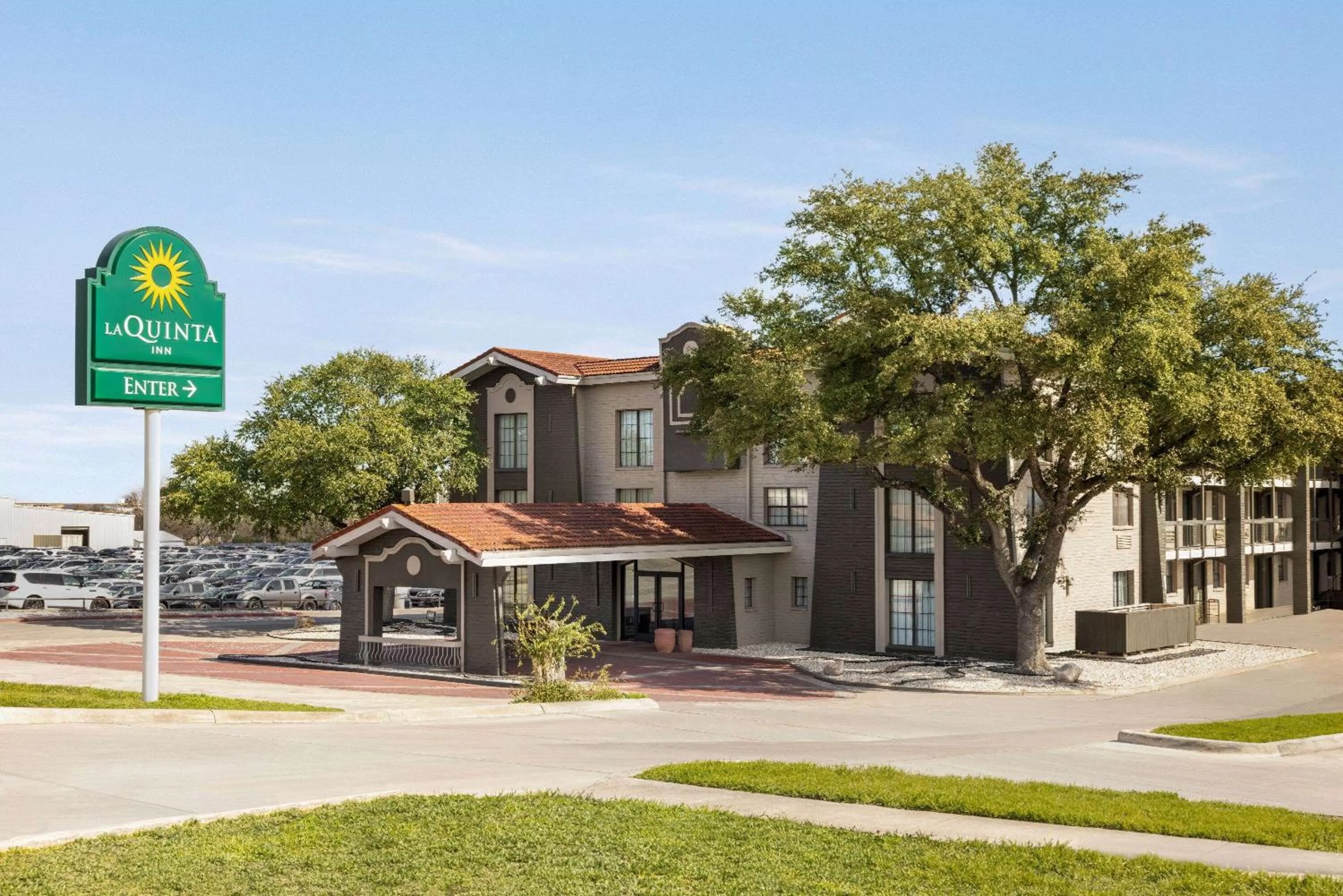 Property building in La Quinta Inn by Wyndham San Antonio I-35 N at Toepperwein