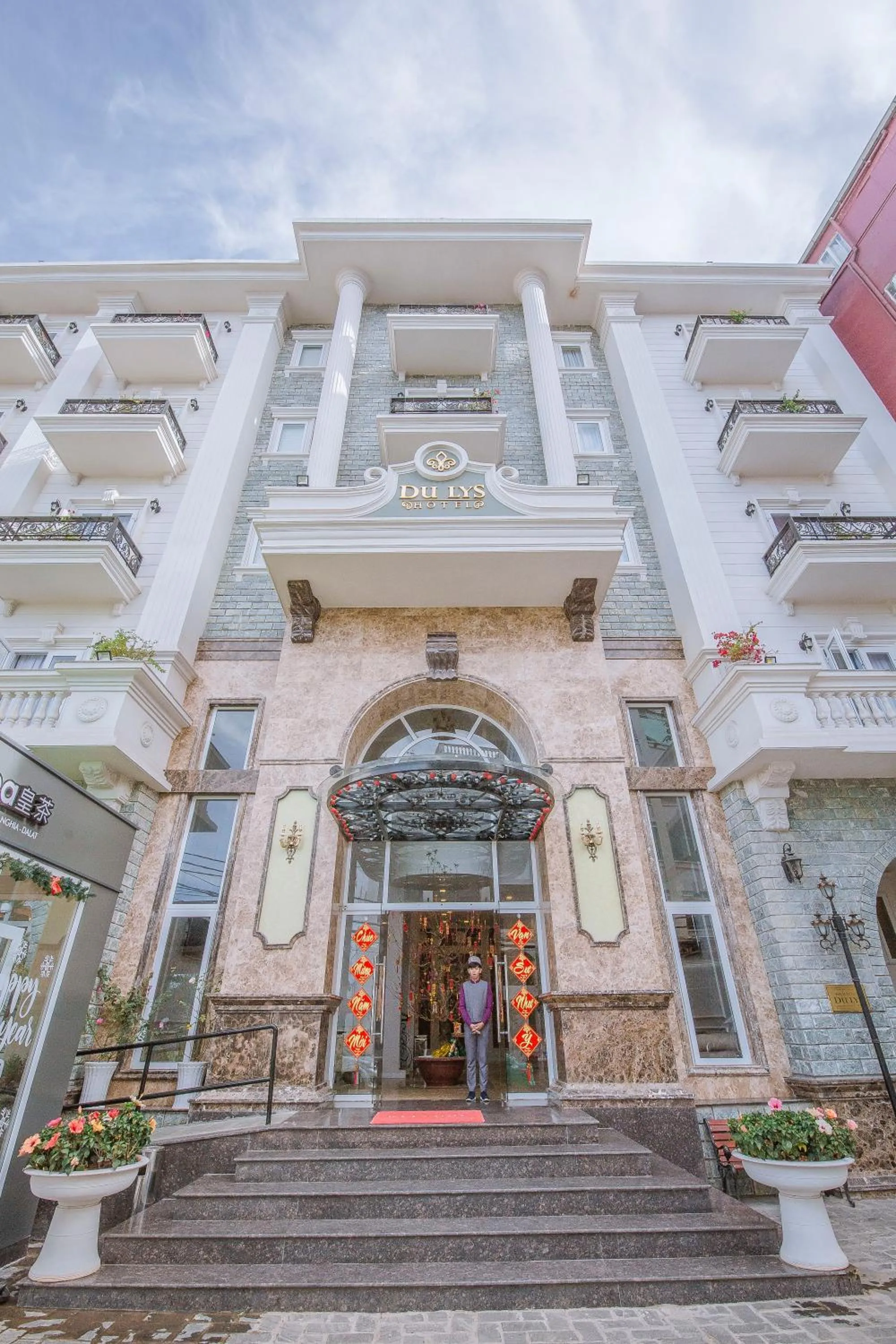 Property building in Hotel Du Lys