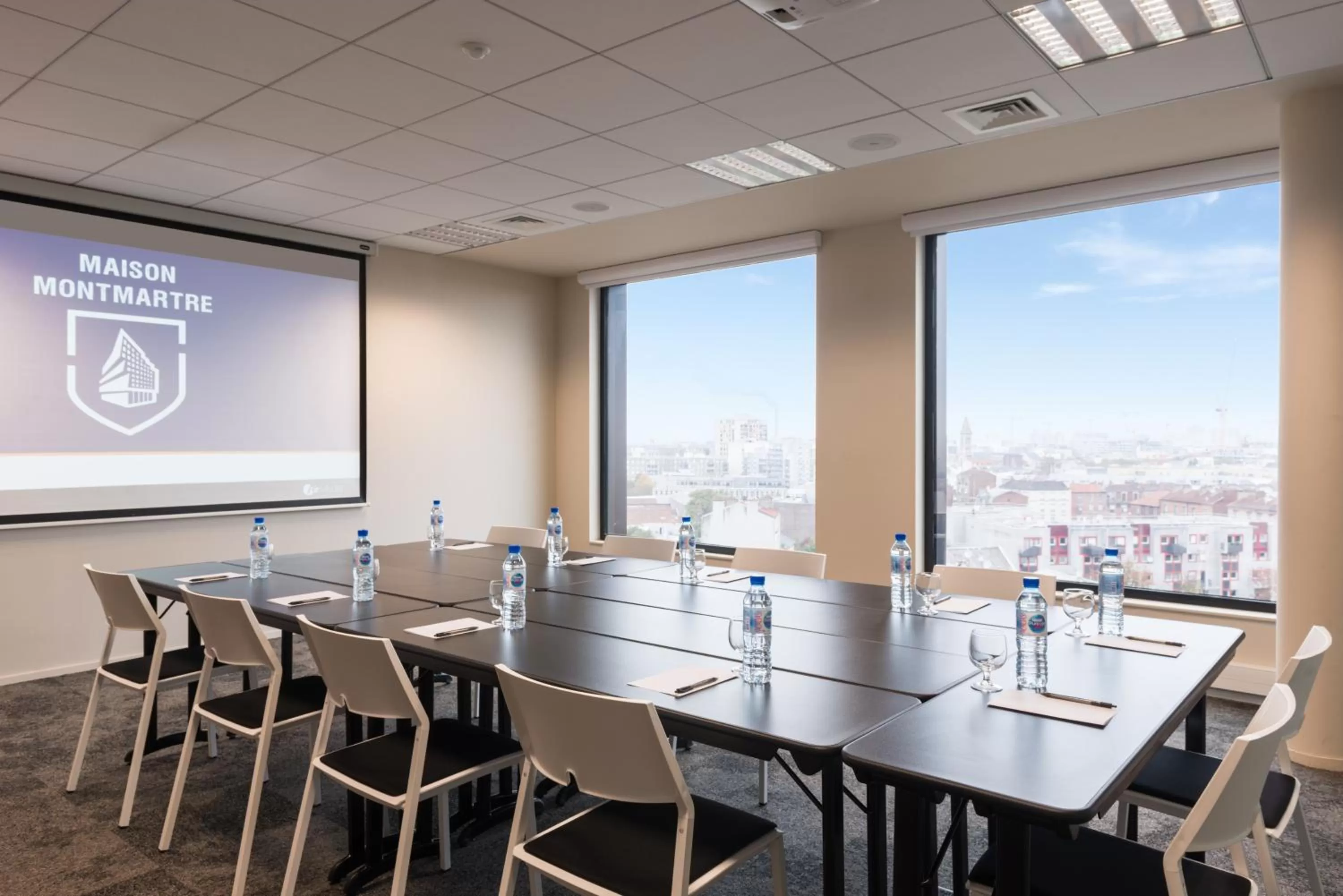 Business facilities in The Originals Boutique, Hôtel Maison Montmartre Paris Les Puces