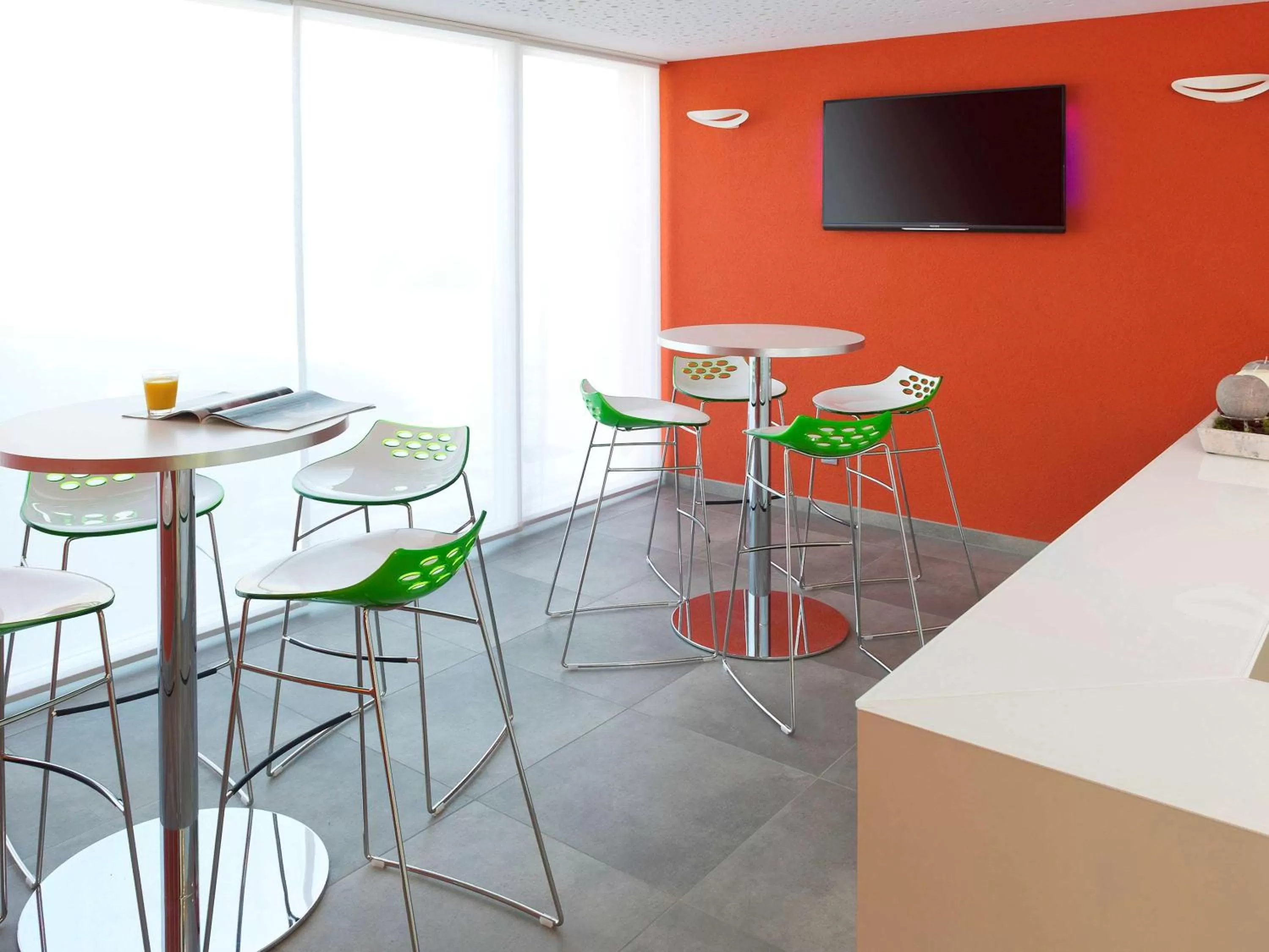 Lounge or bar in Ibis Styles Nivelles
