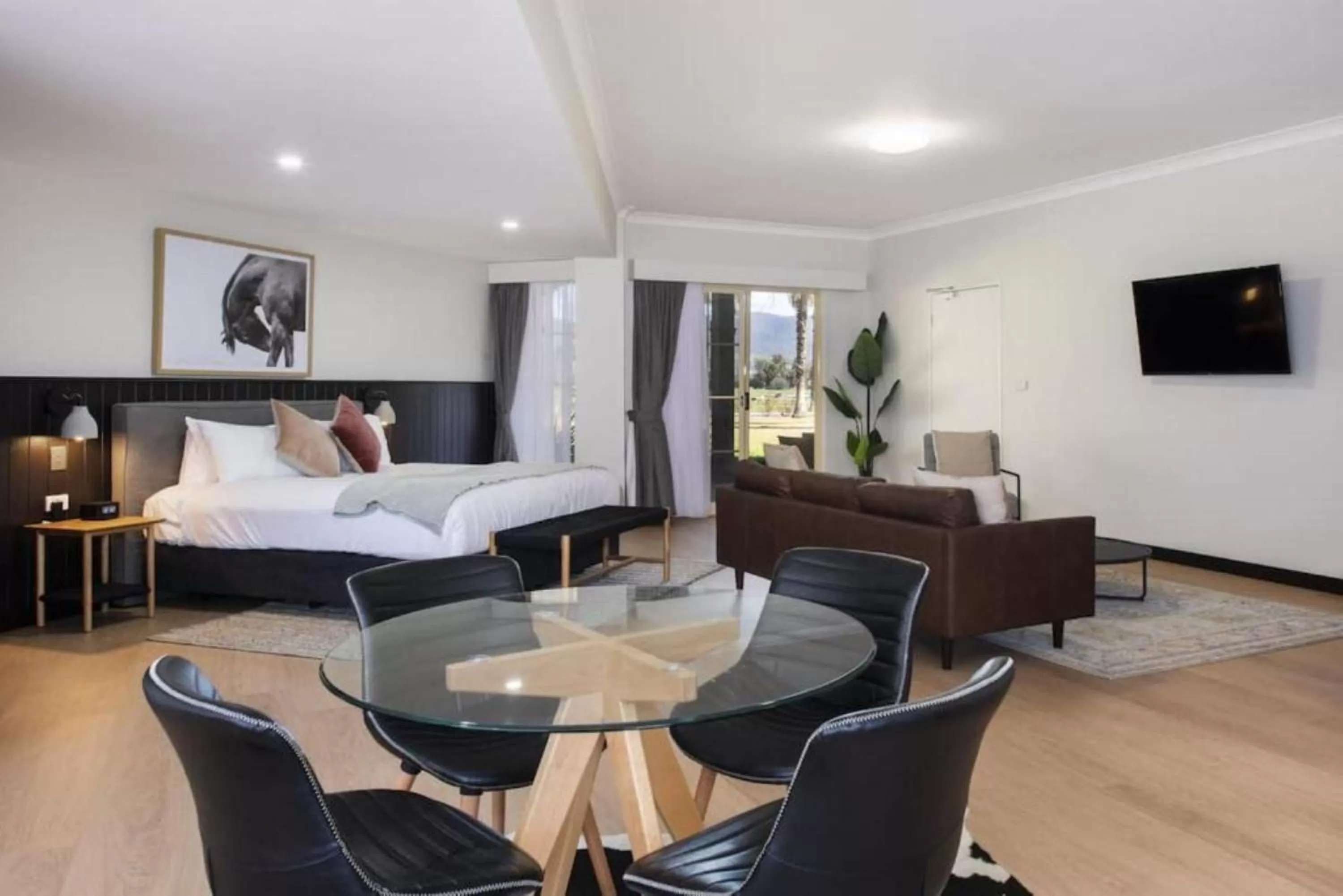 Communal lounge/ TV room, Bed in Parklands Resort Mudgee