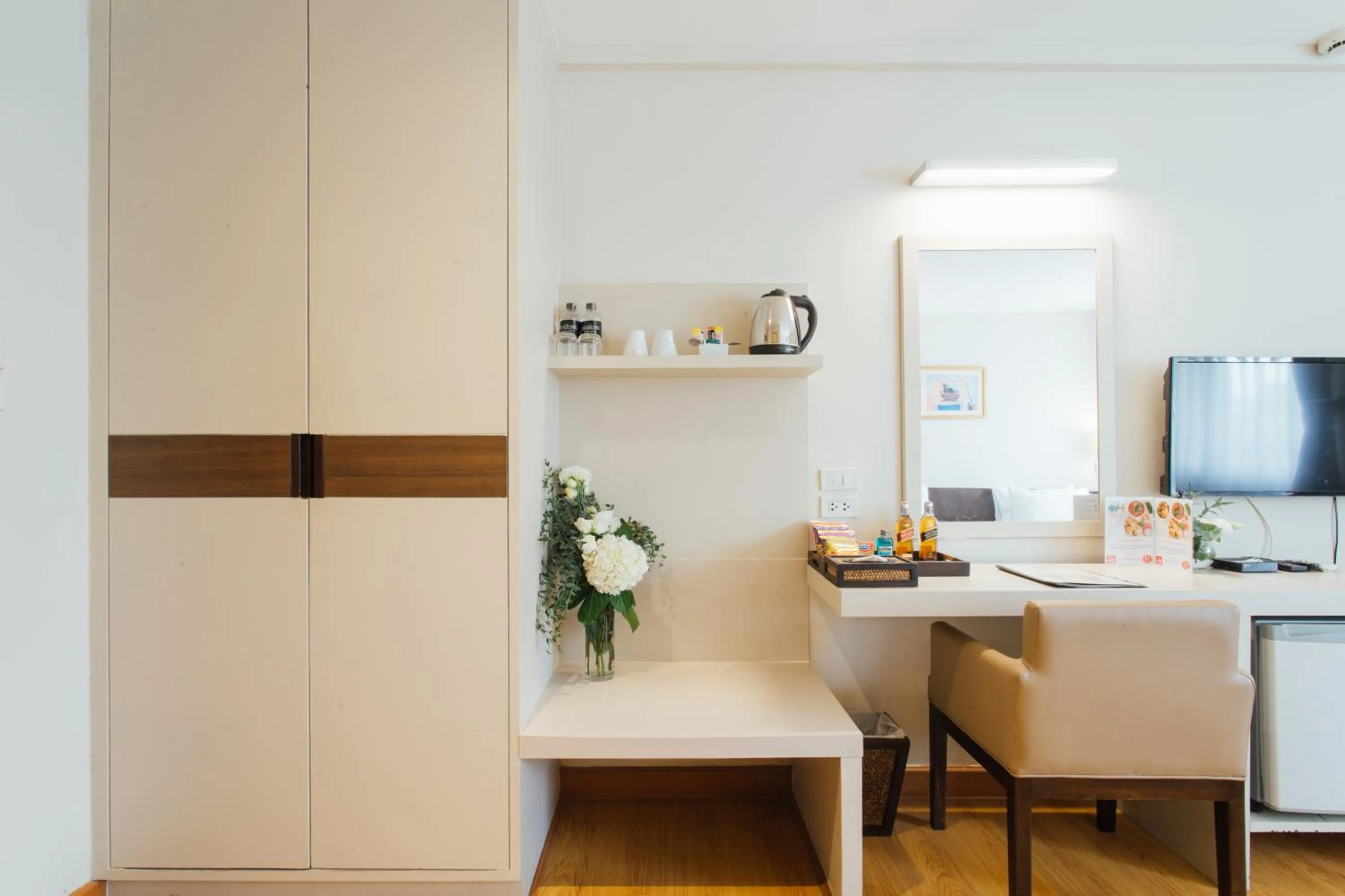 TV and multimedia in Seasons Siam Hotel