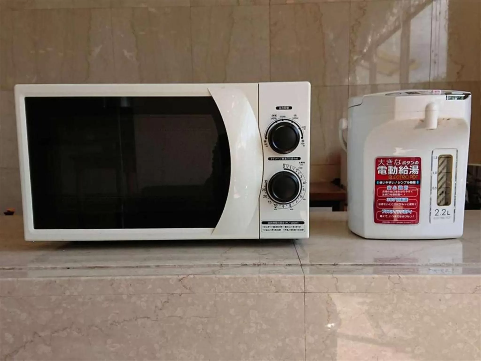 microwave in Kenchomae Green Hotel