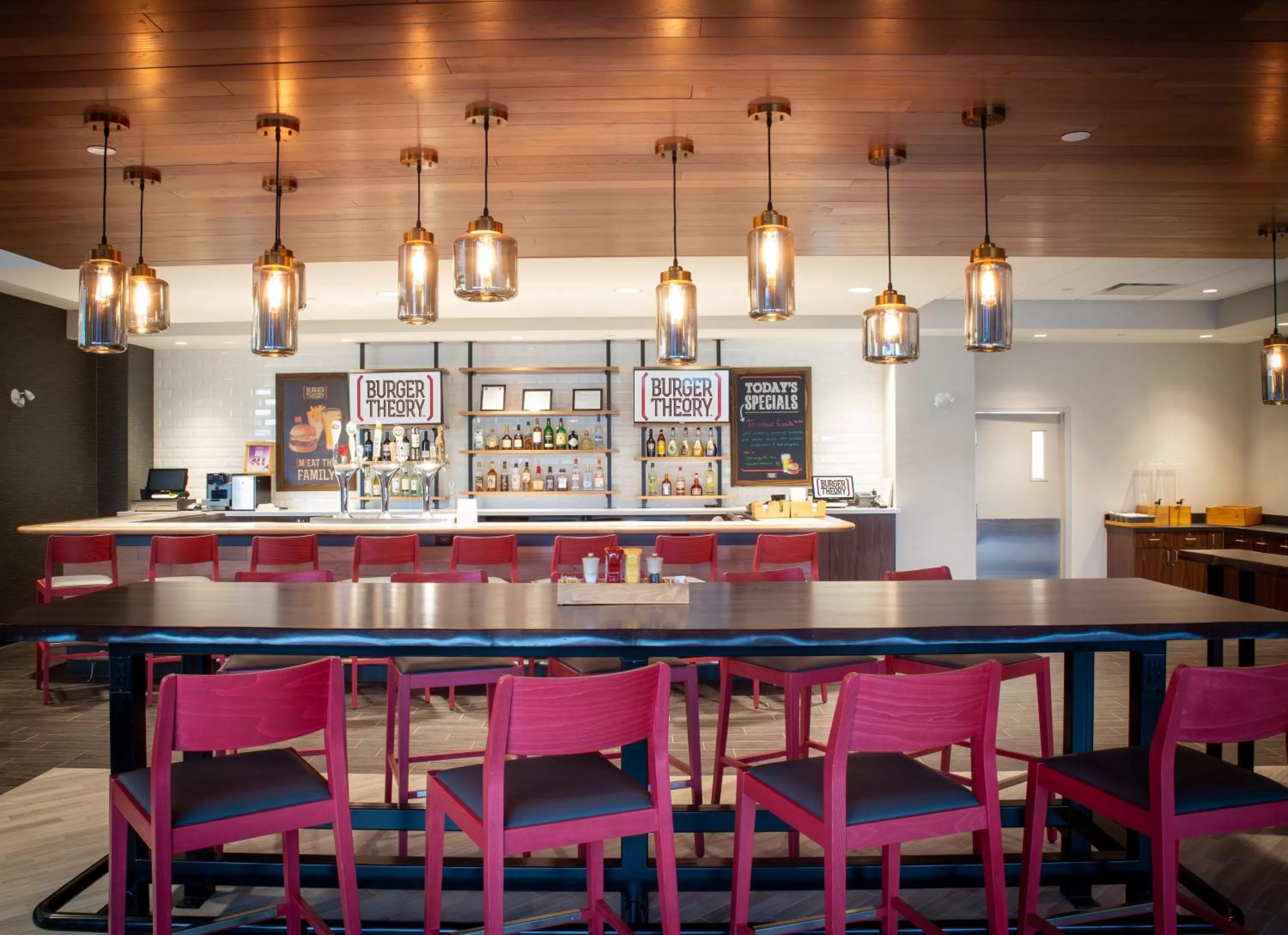 Lounge or bar in Holiday Inn Edmonton South - Evario Events by IHG