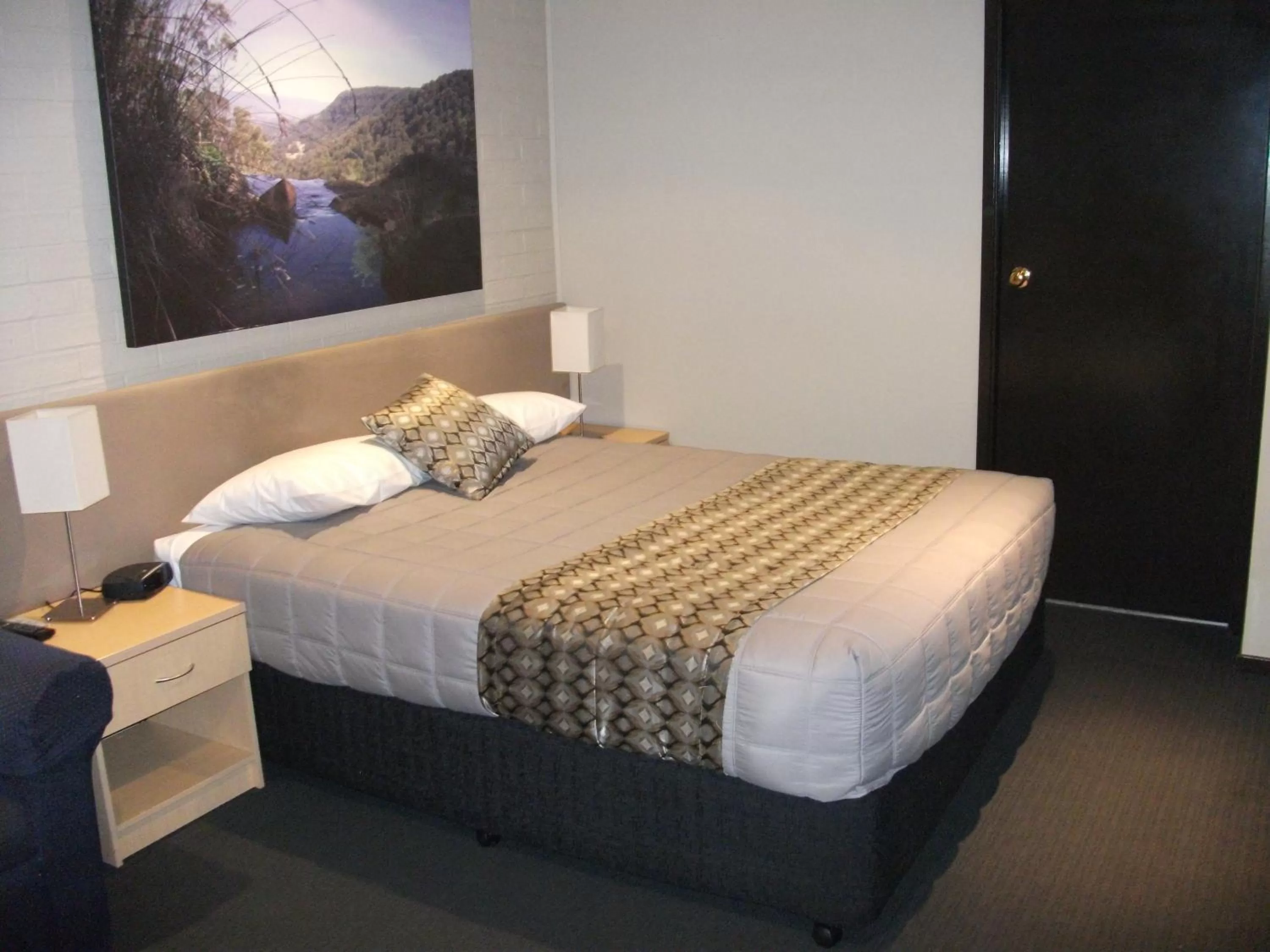 Bed in Baybrook Motor Inn