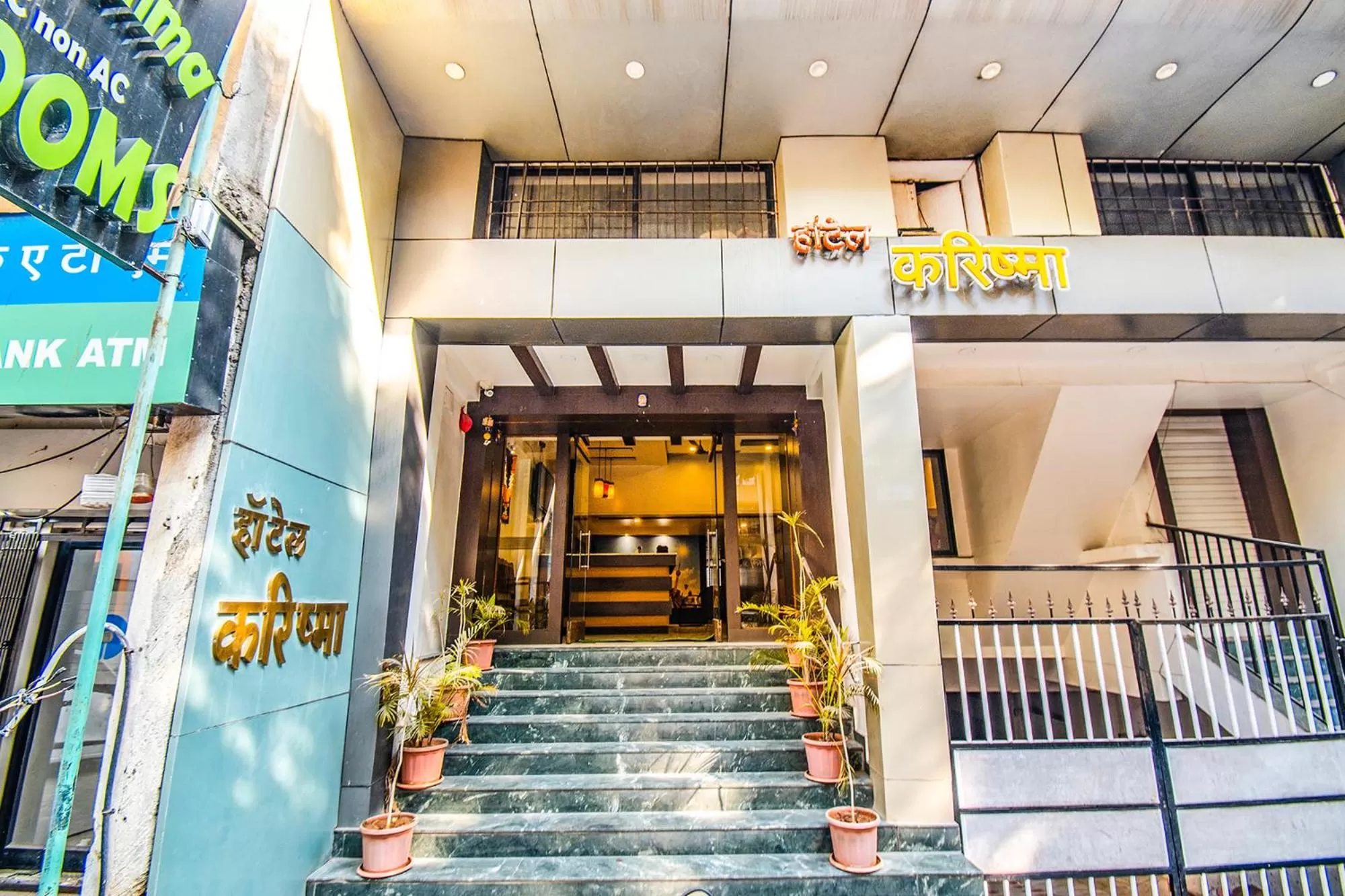 Facade/entrance in Via Karishma