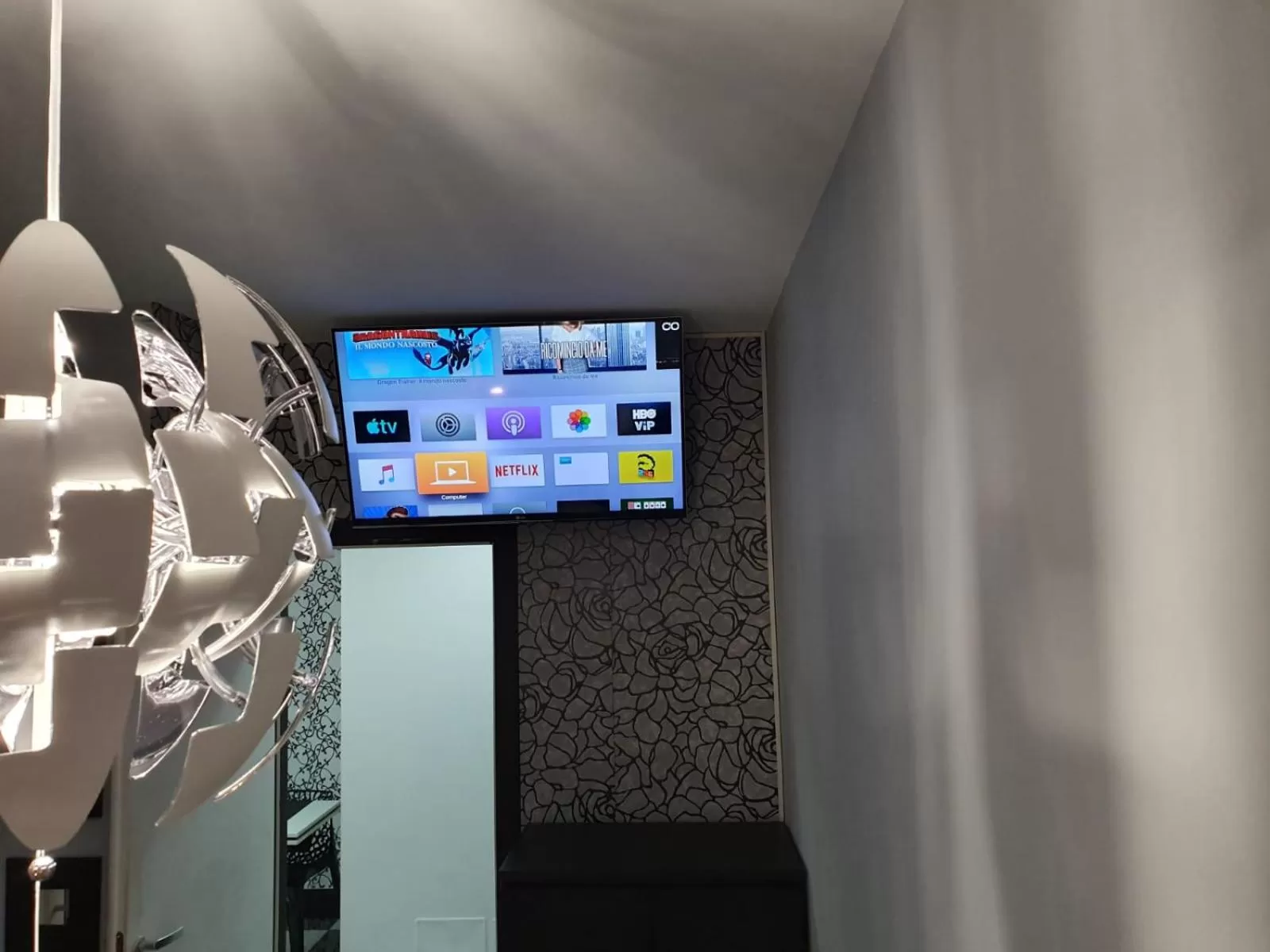 TV and multimedia in Black & White G&G