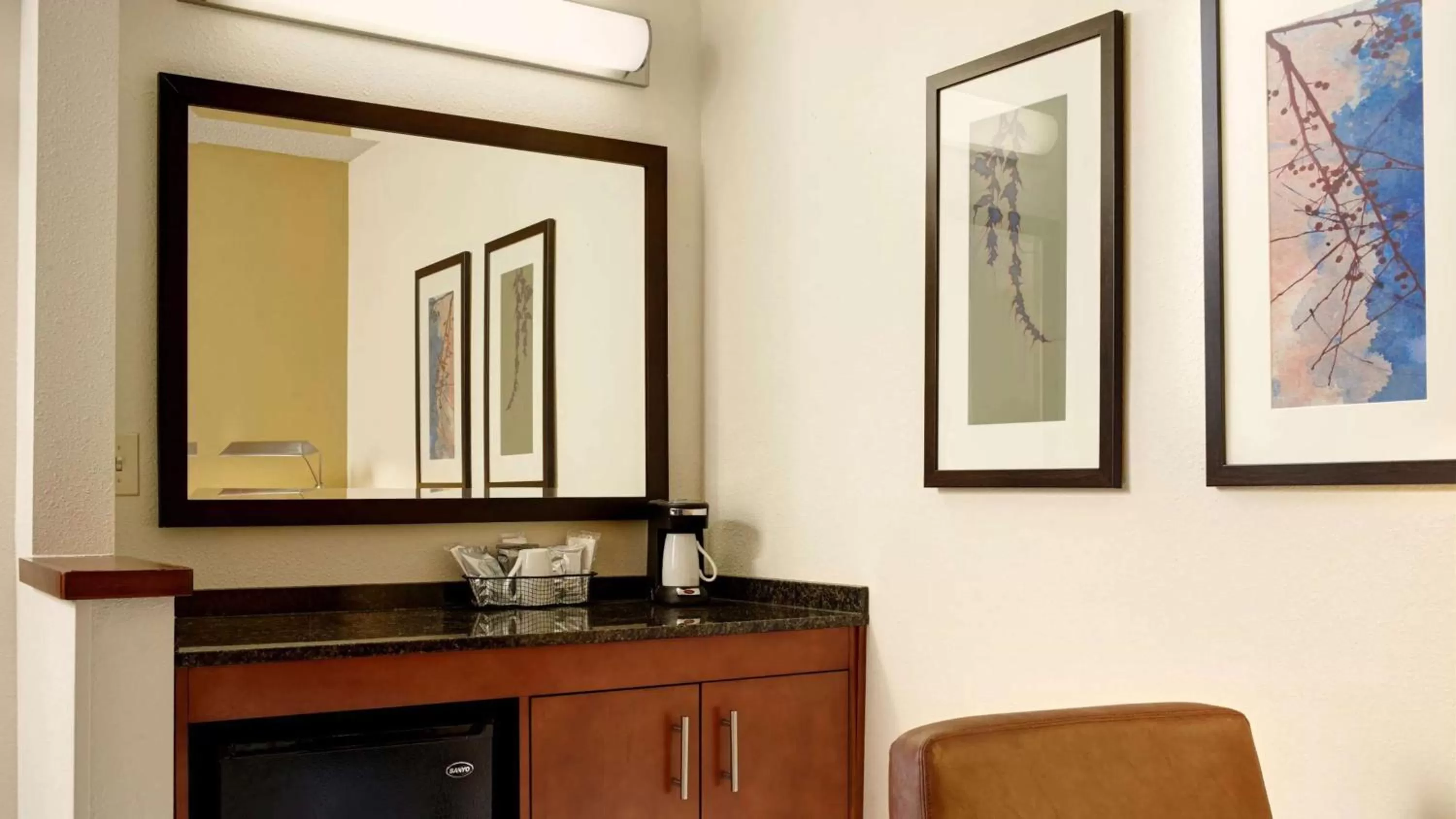 Photo of the whole room in Sonesta Select Atlanta Duluth