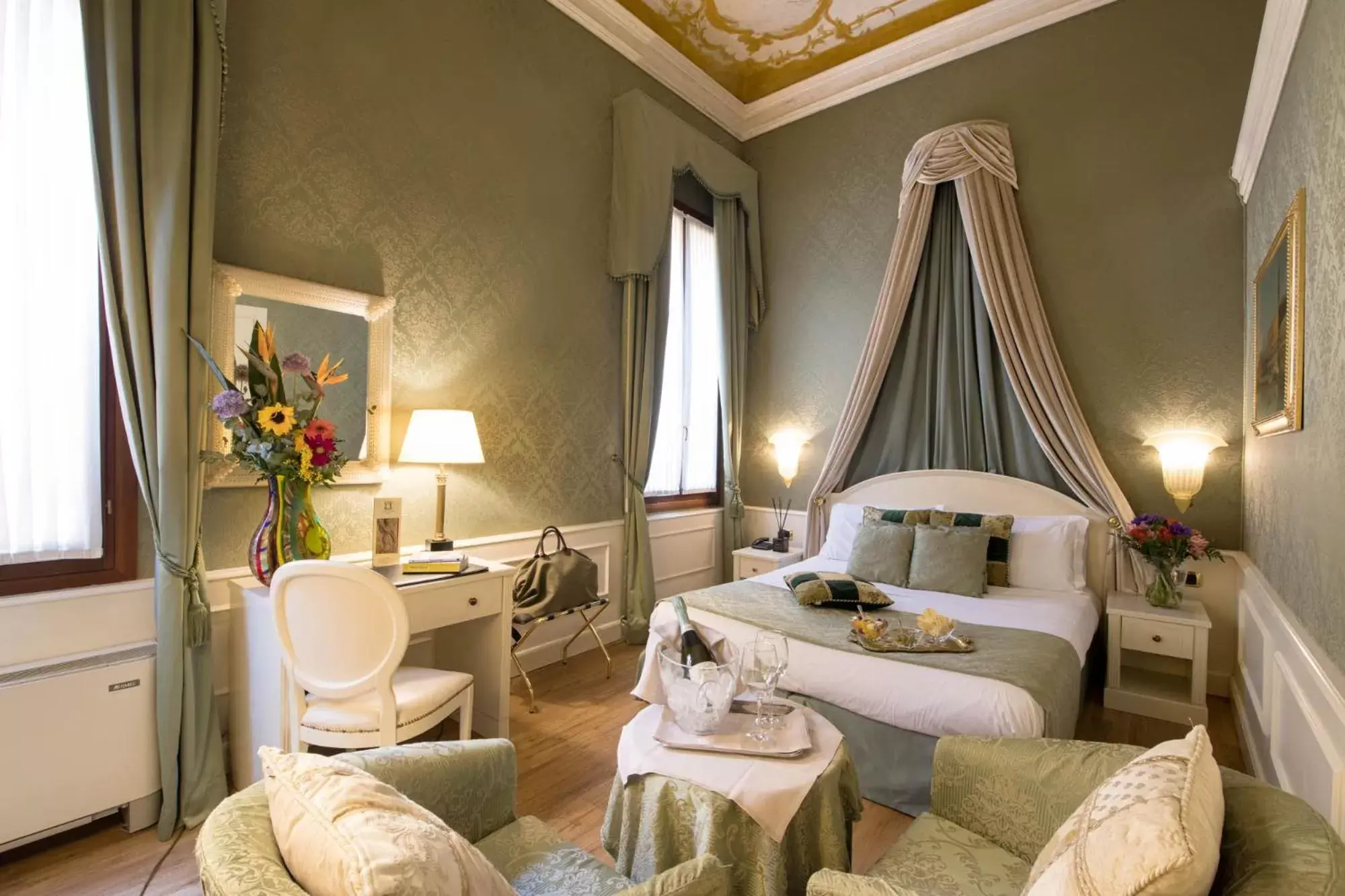 Junior Suite with Canal View in Duodo Palace Hotel Junior Suite with Canal View in Duodo Palace Hotel