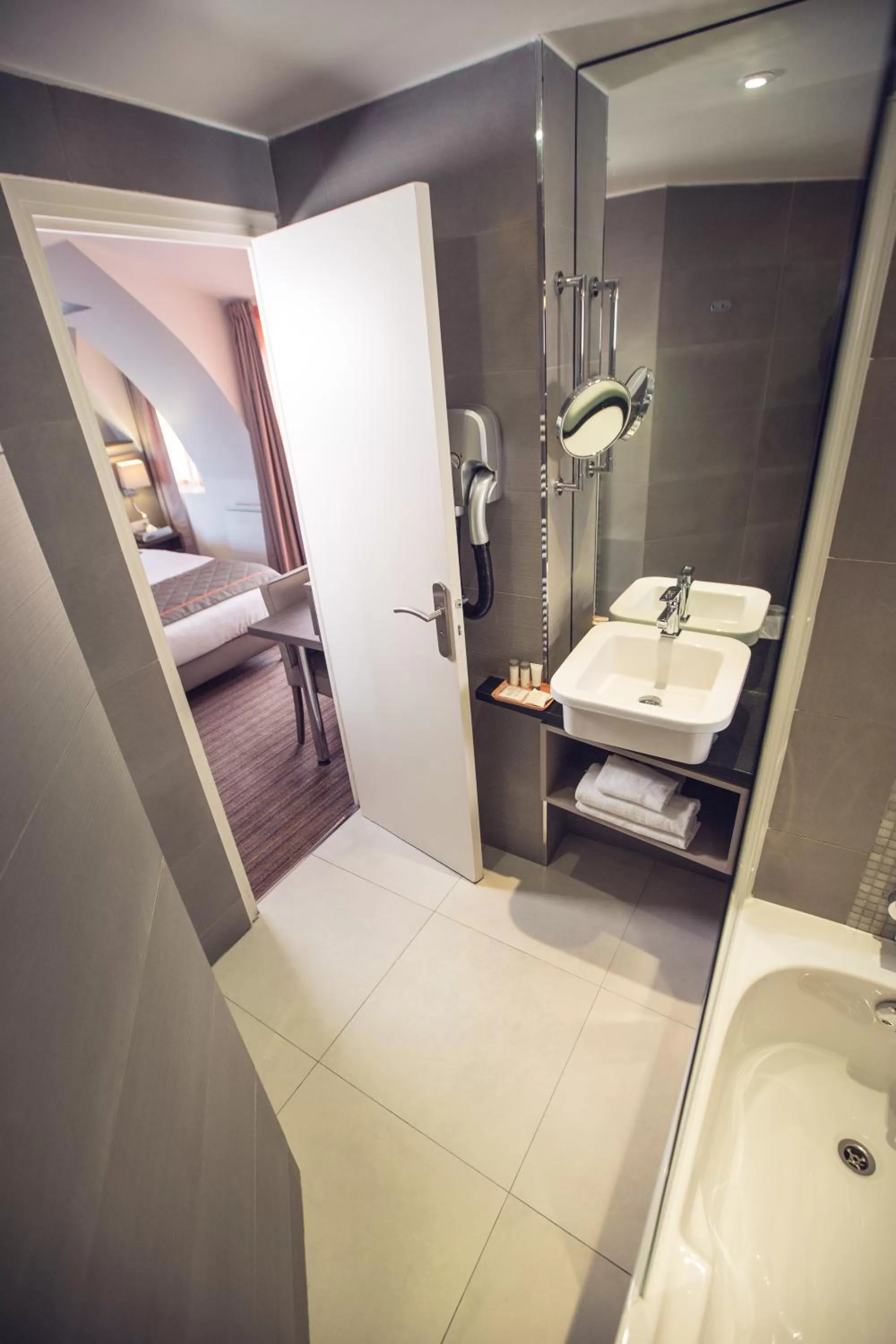 Bathroom in Timhotel Tour Eiffel