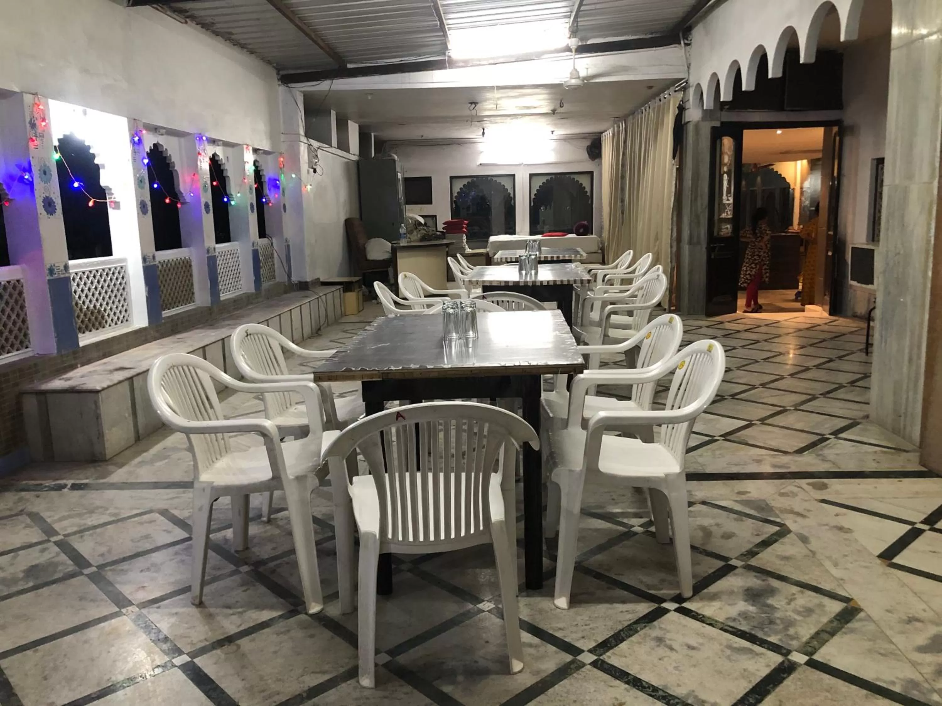 Restaurant/places to eat in Hotel Rani Palace at Lake Fatehsagar