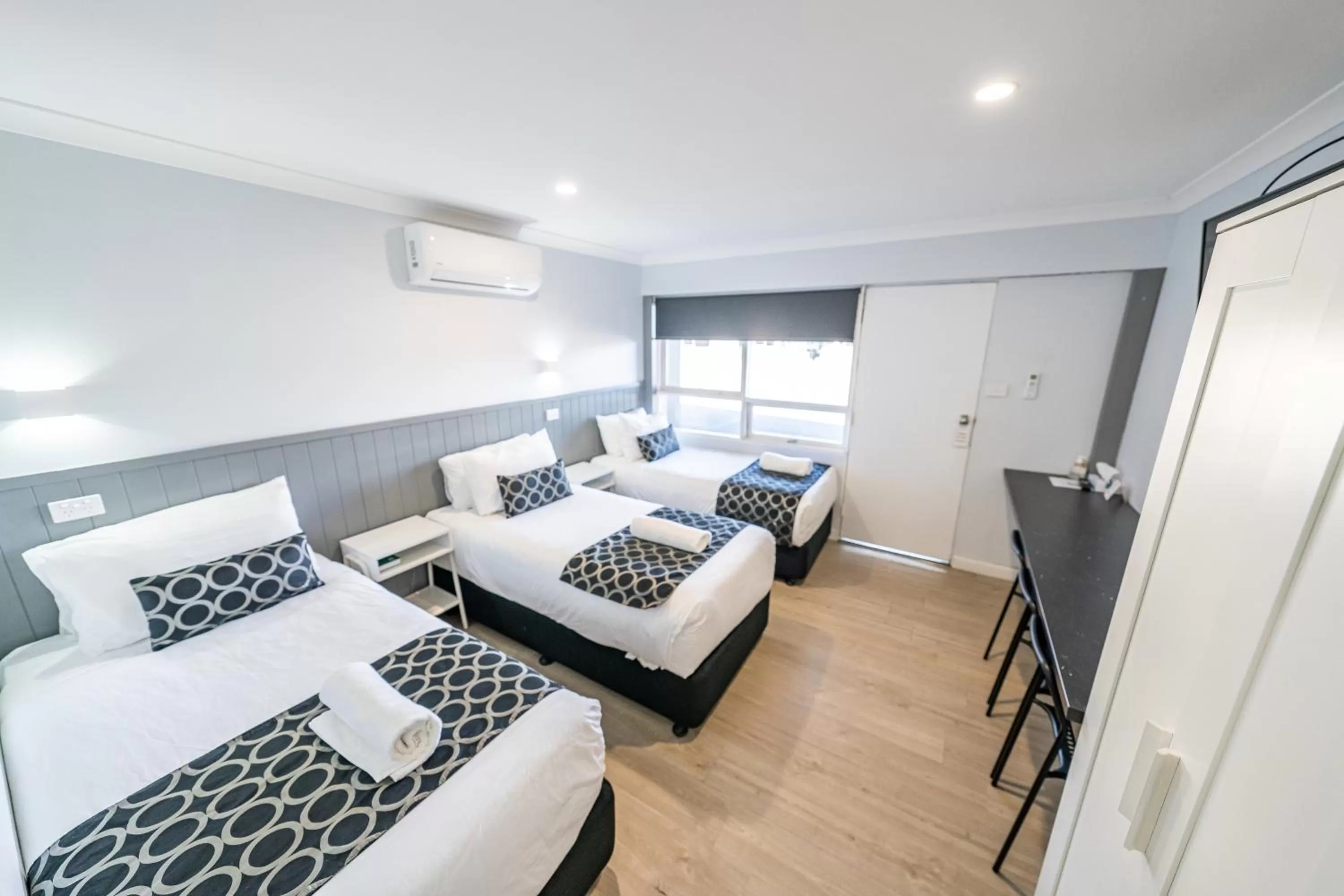 Living room, Bed in Bega Motel