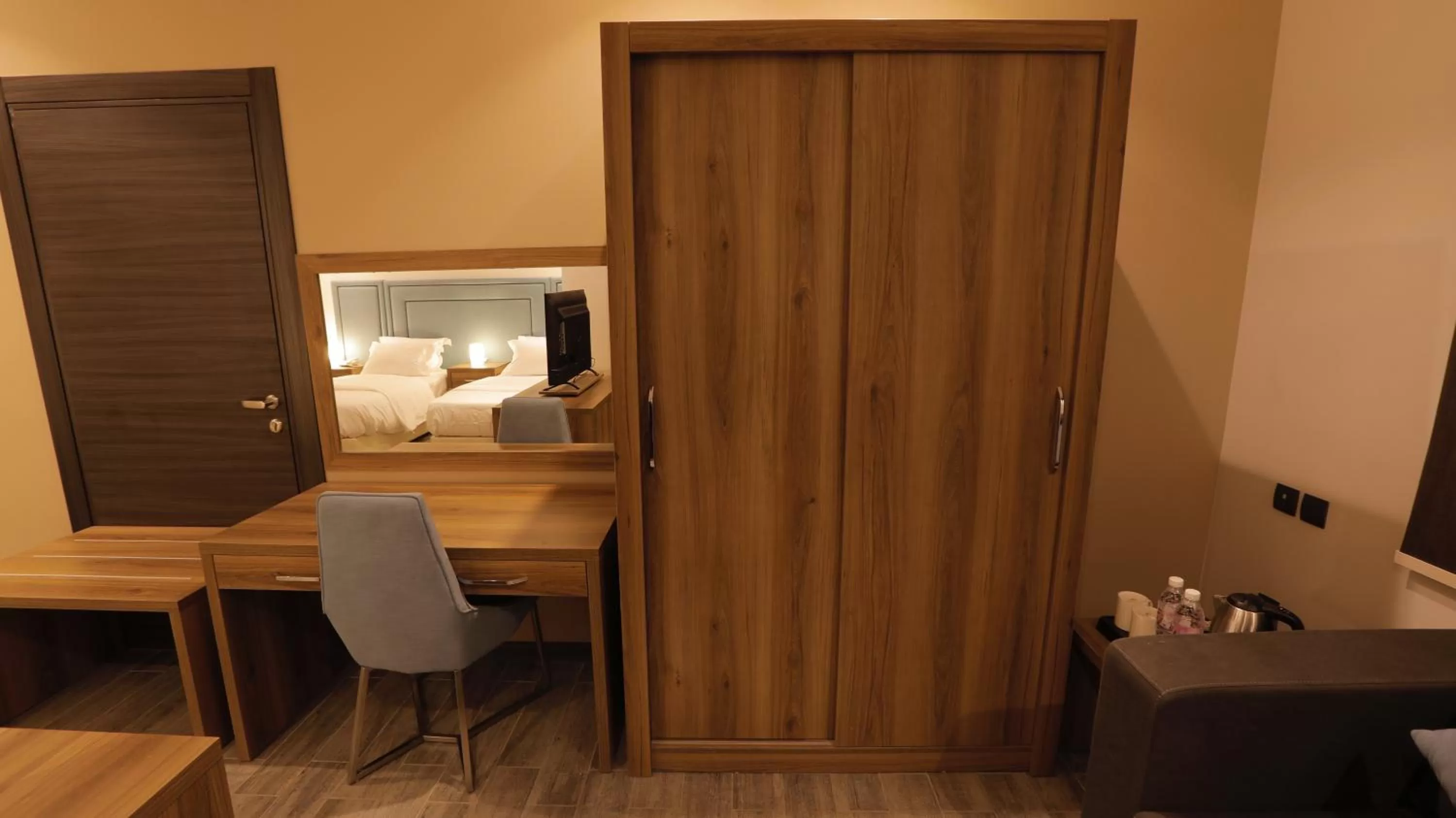 Coffee/tea facilities, Bathroom in Stay Inn Suites