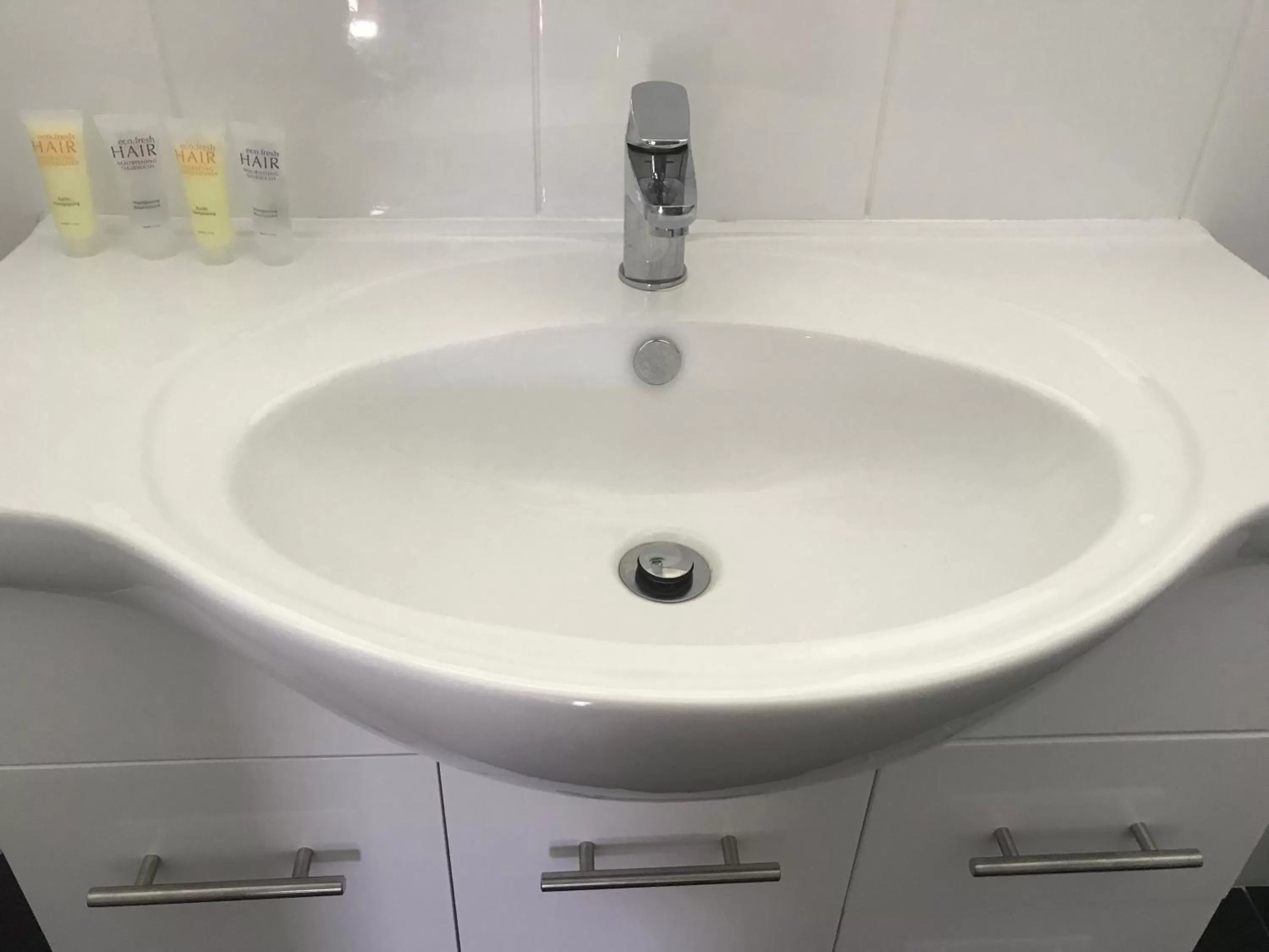 Bathroom in Kootingal Landview Motel