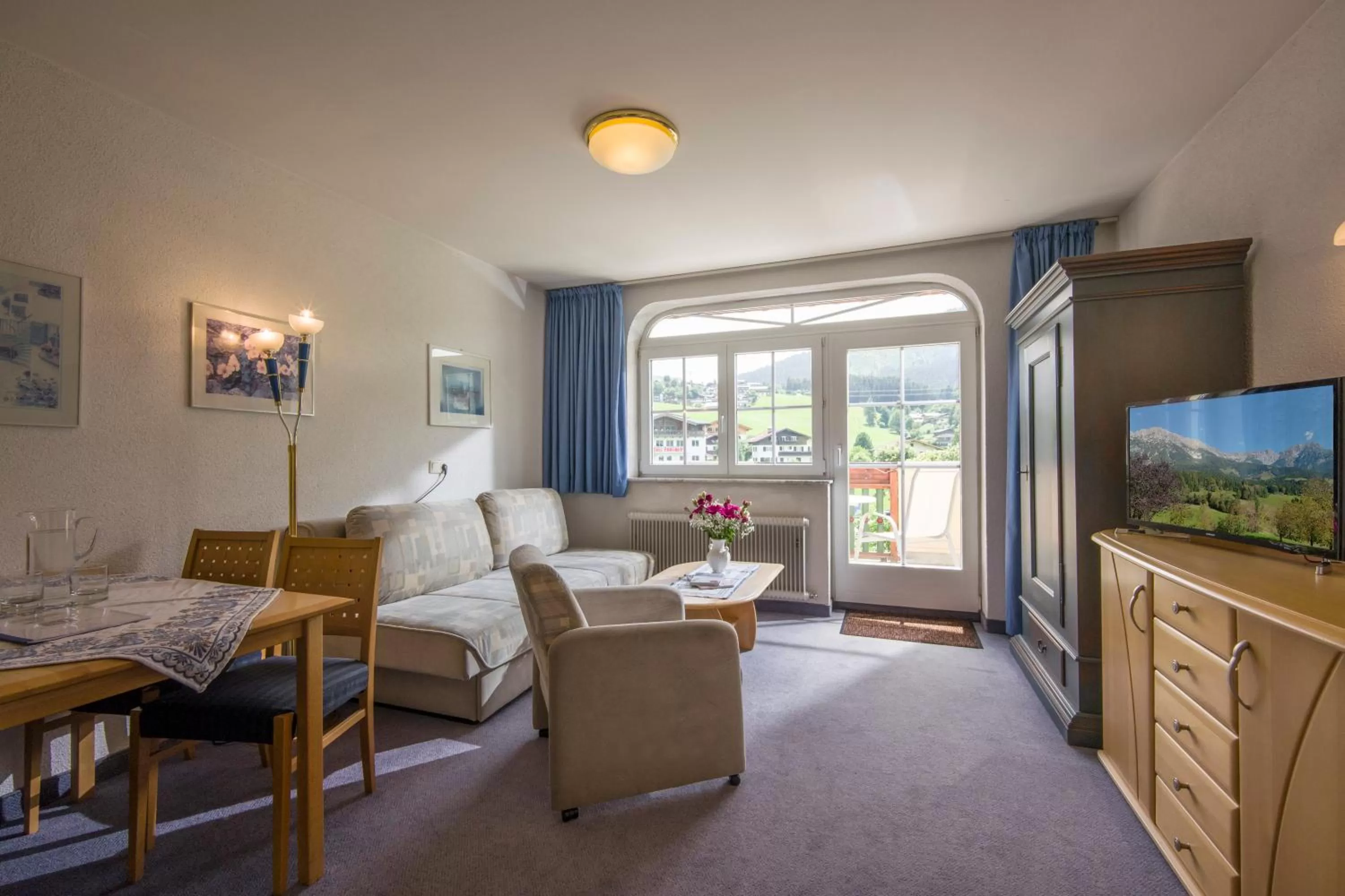 Photo of the whole room, Seating Area in Apparthotel Tom Sojer