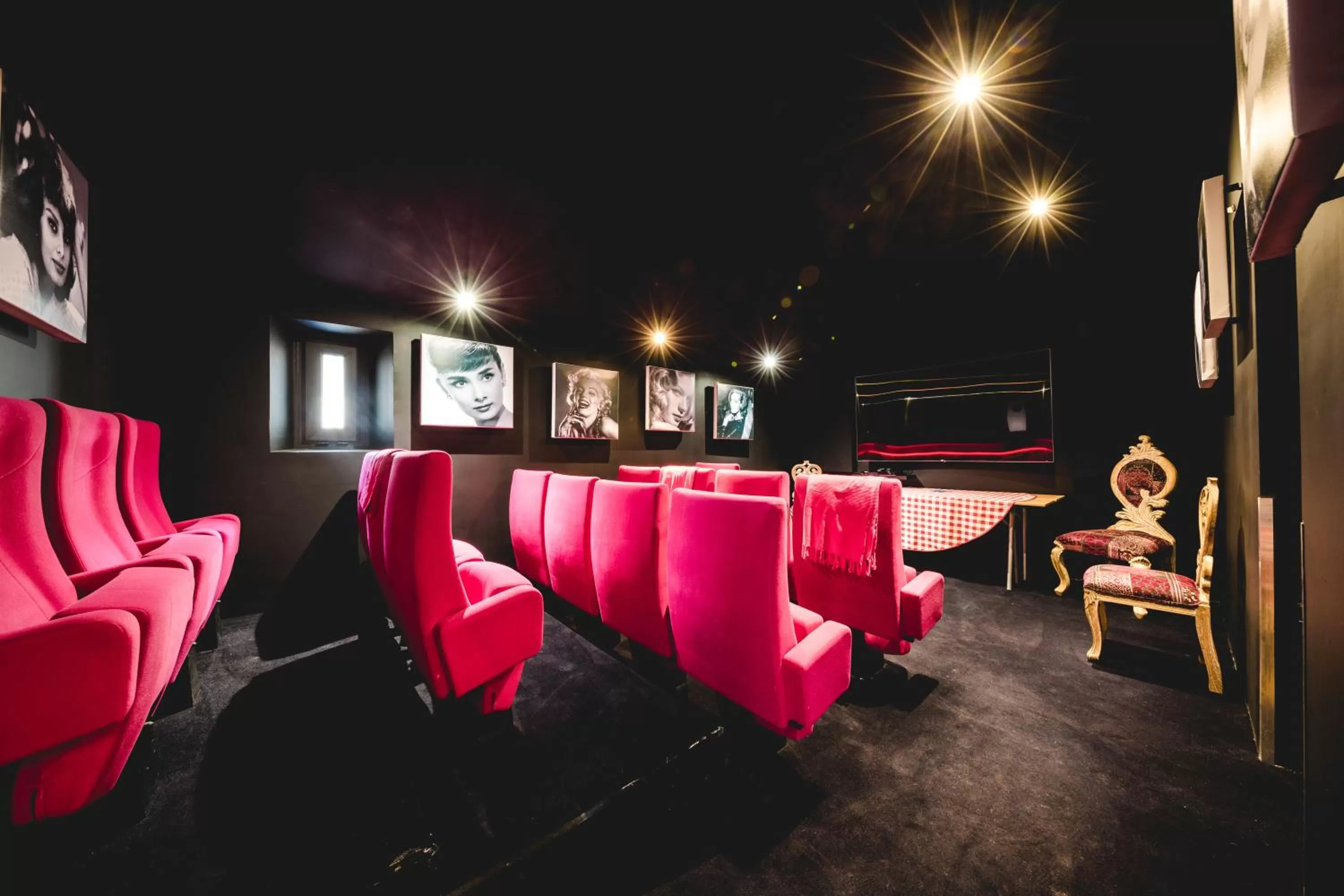 Communal lounge/ TV room in Le Petit Palais D'Aglae
