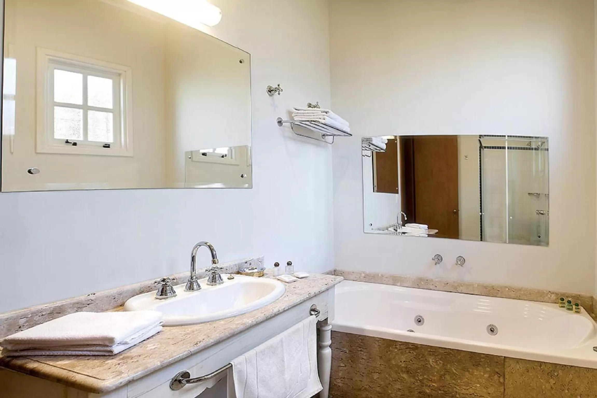 Hot Tub, Bathroom in Vila Real Hotel