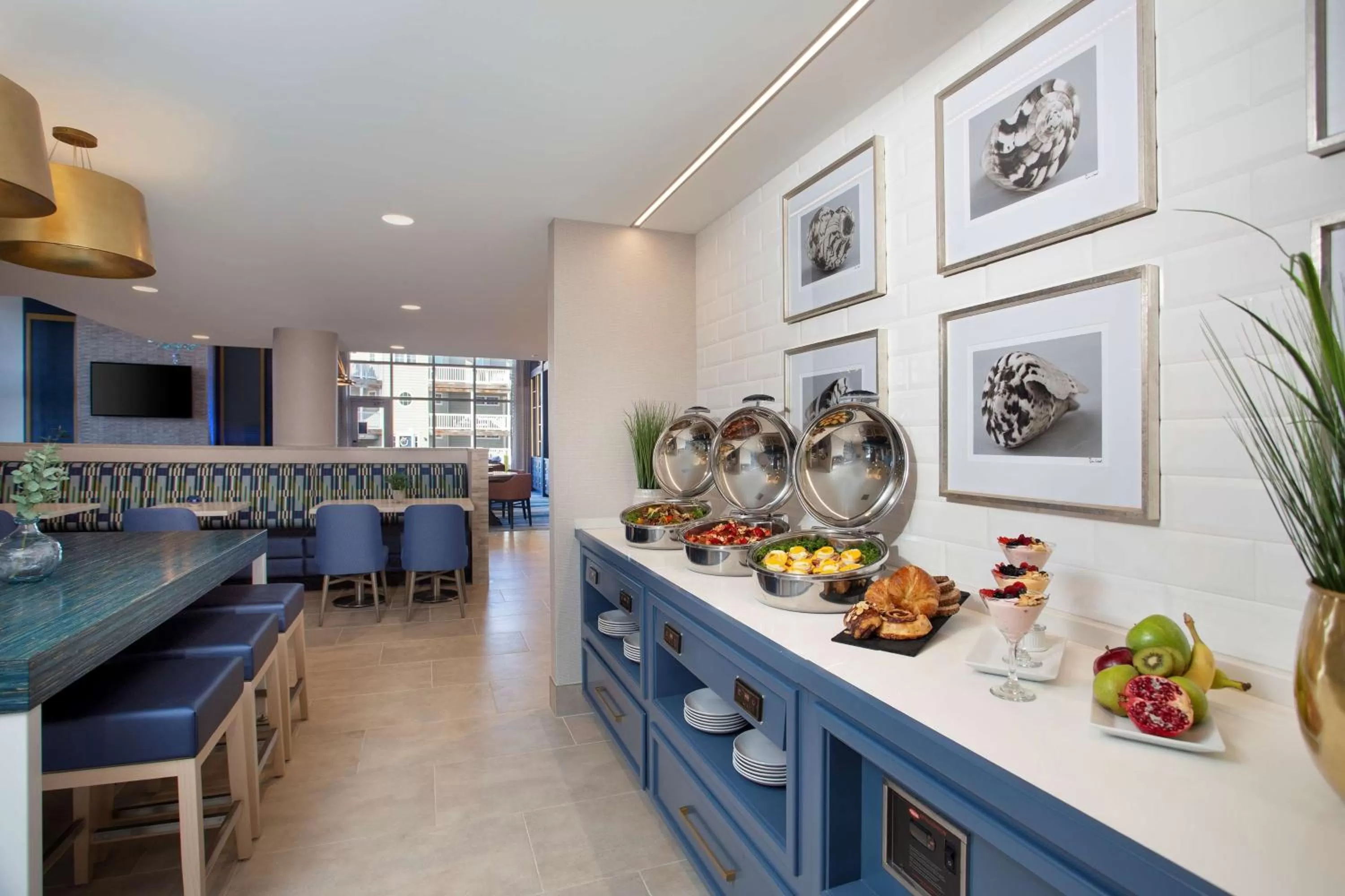 Breakfast in Fenwick Shores, Tapestry Collection by Hilton