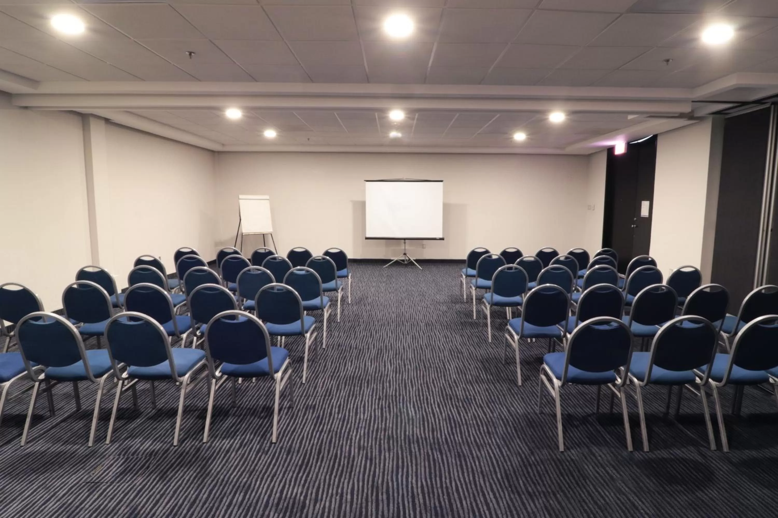 Meeting/conference room in Holiday Inn Express San Luis Potosí by IHG