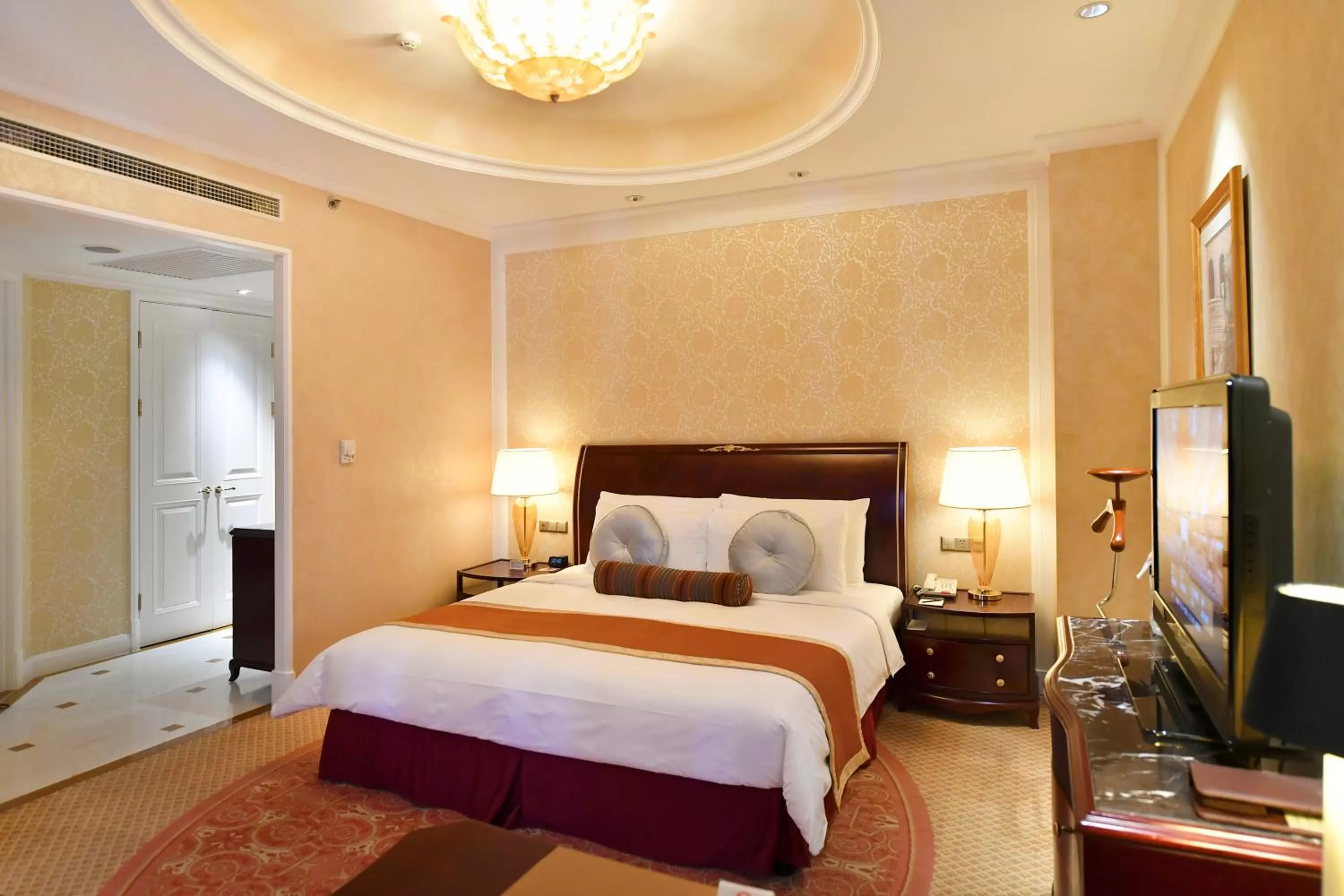 Photo of the whole room, Bed in Grand Central Hotel Shanghai - Nanjing Road