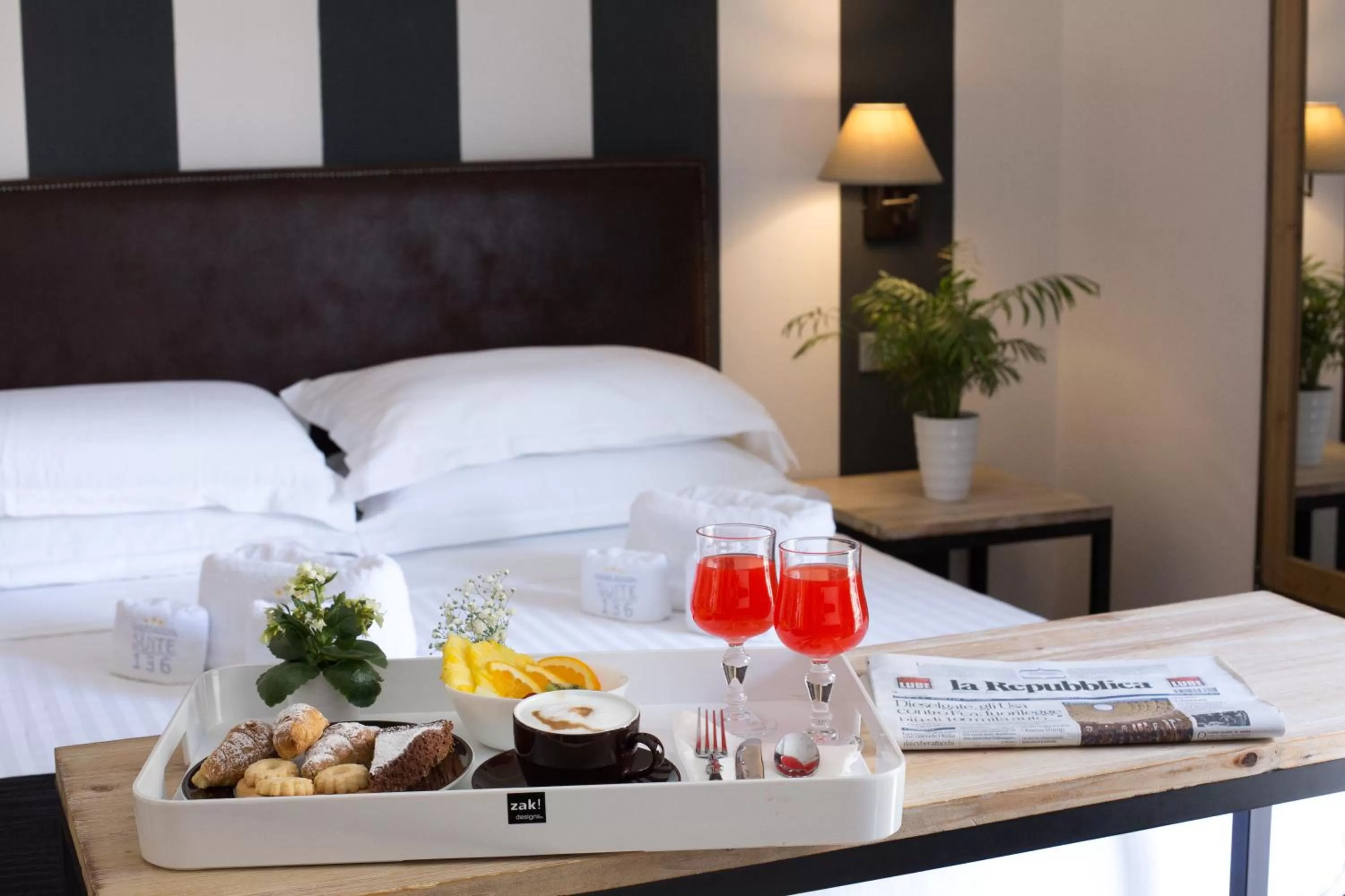 Food and drinks, Bed in Suite 136