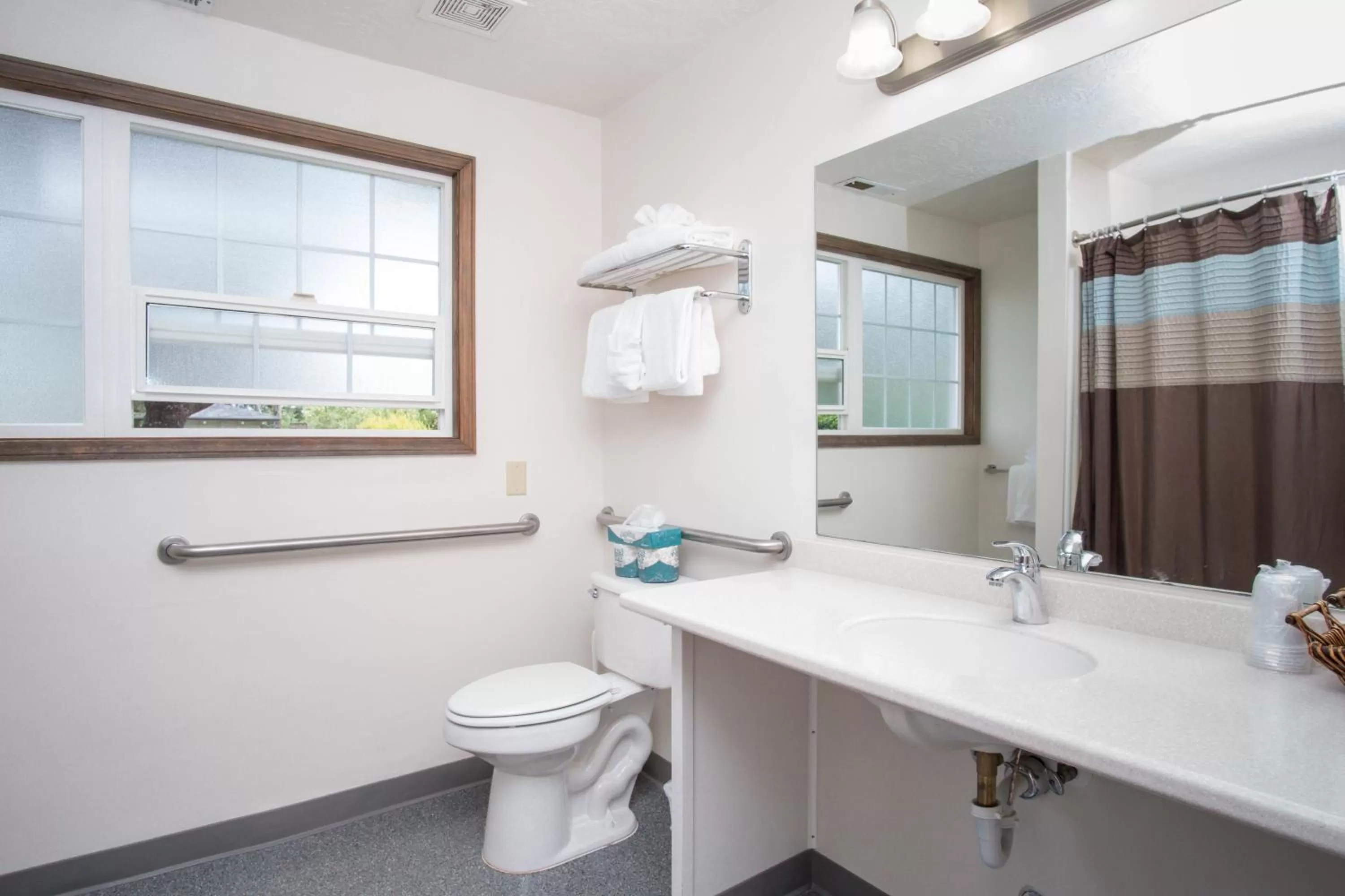 Bathroom in Ecola Creek Lodge