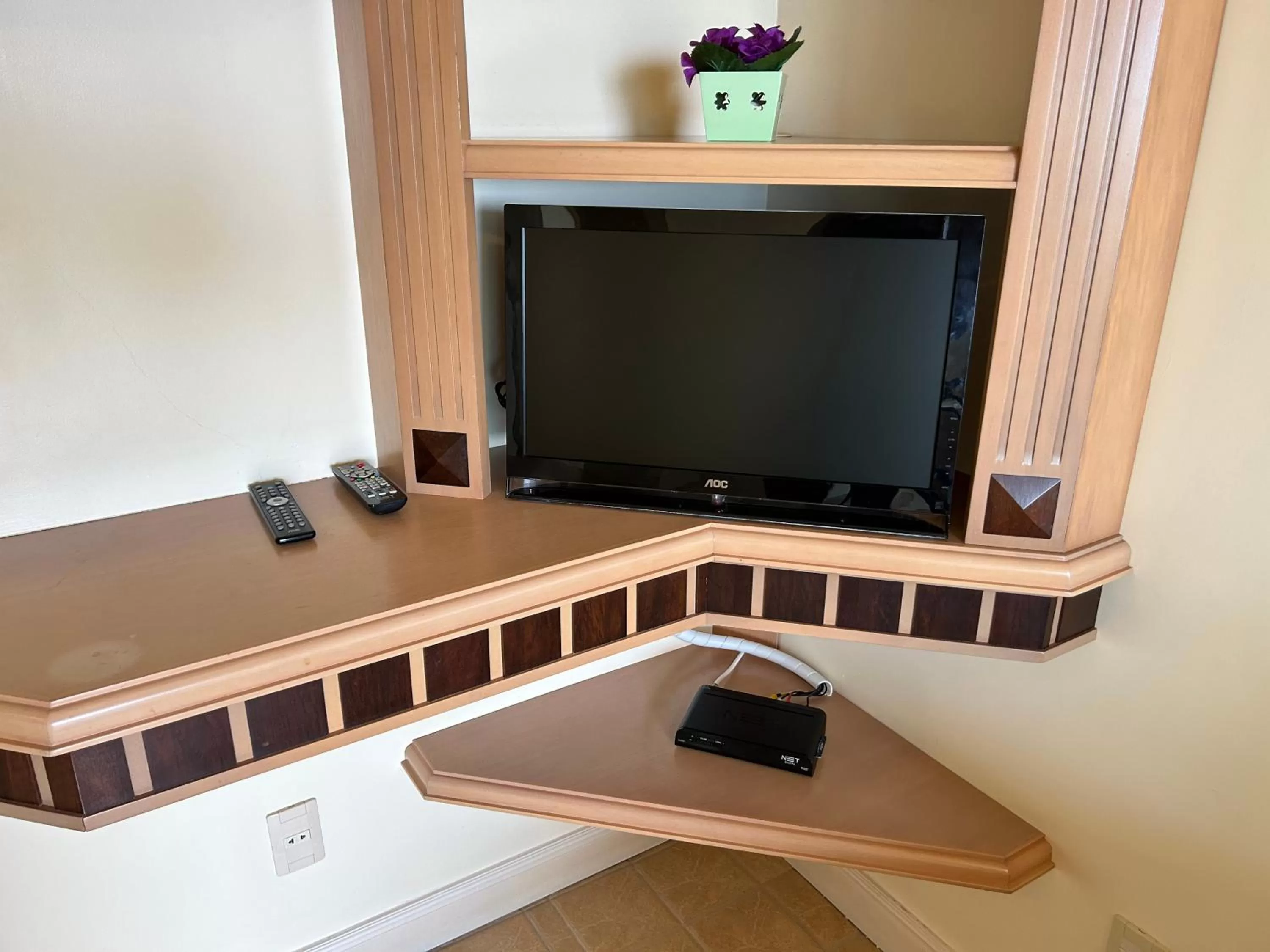 TV and multimedia, TV/Entertainment Center in Golfinhos Apart Hotel