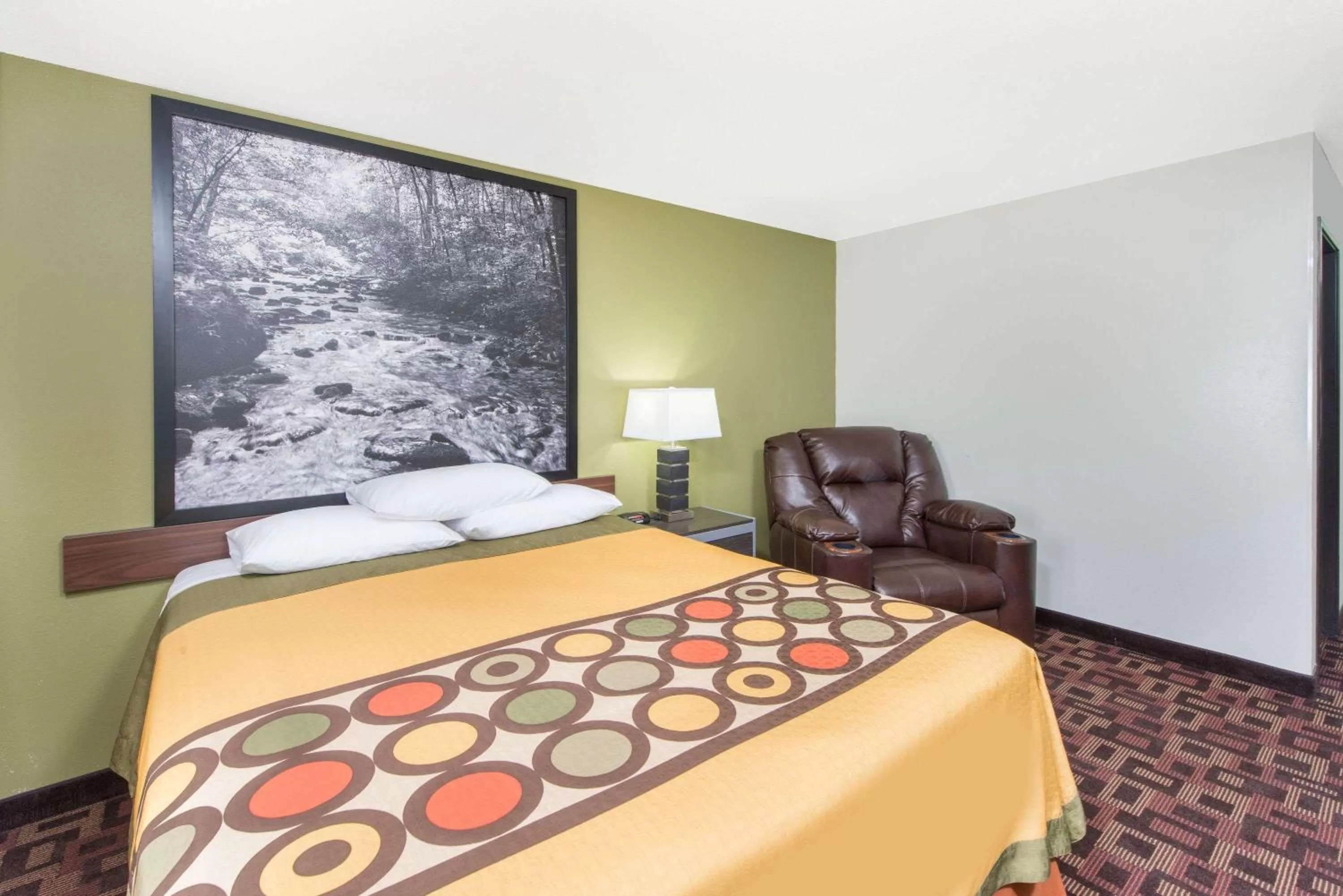 Photo of the whole room, Bed in Super 8 by Wyndham Moberly MO