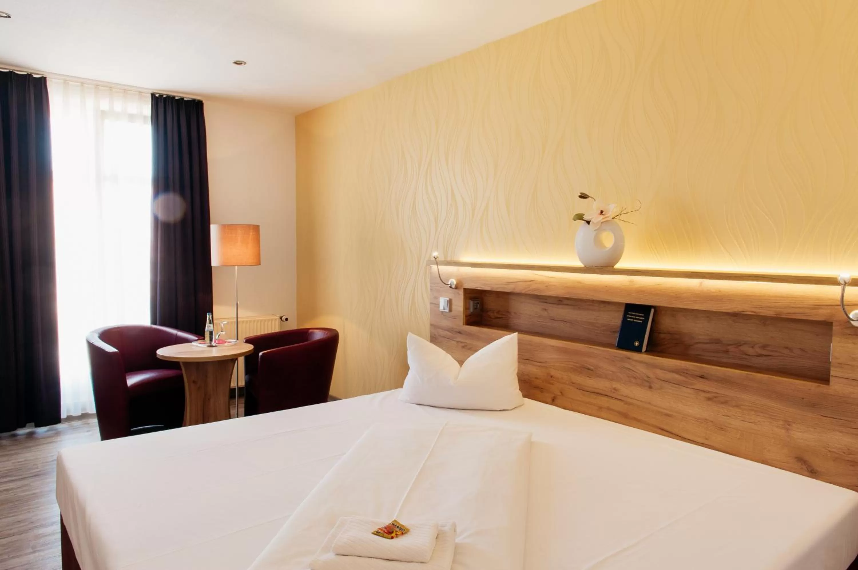 Photo of the whole room, Bed in Hotel & Restaurant "Deutscher Kaiser"