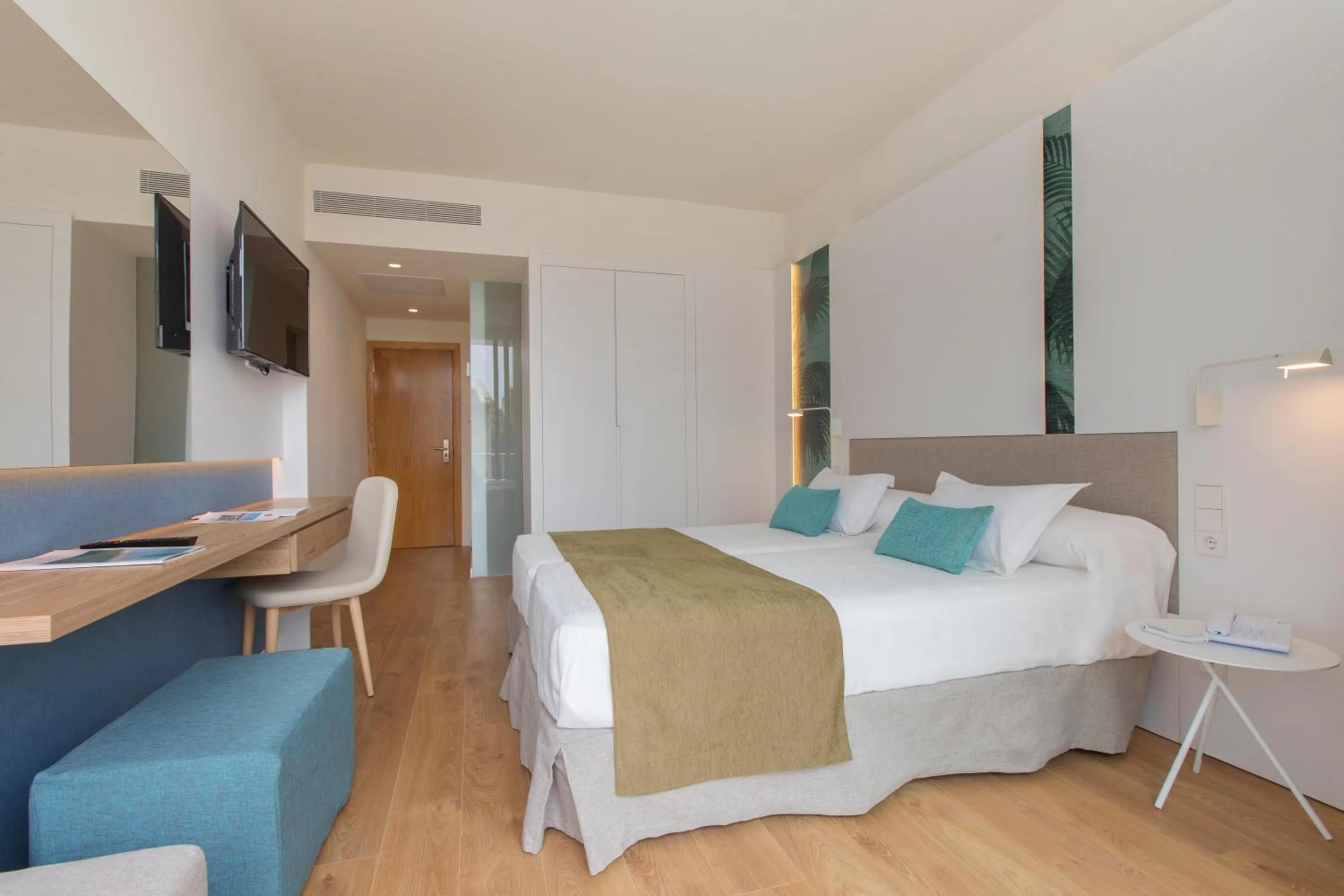 Photo of the whole room, Bed in JS Yate