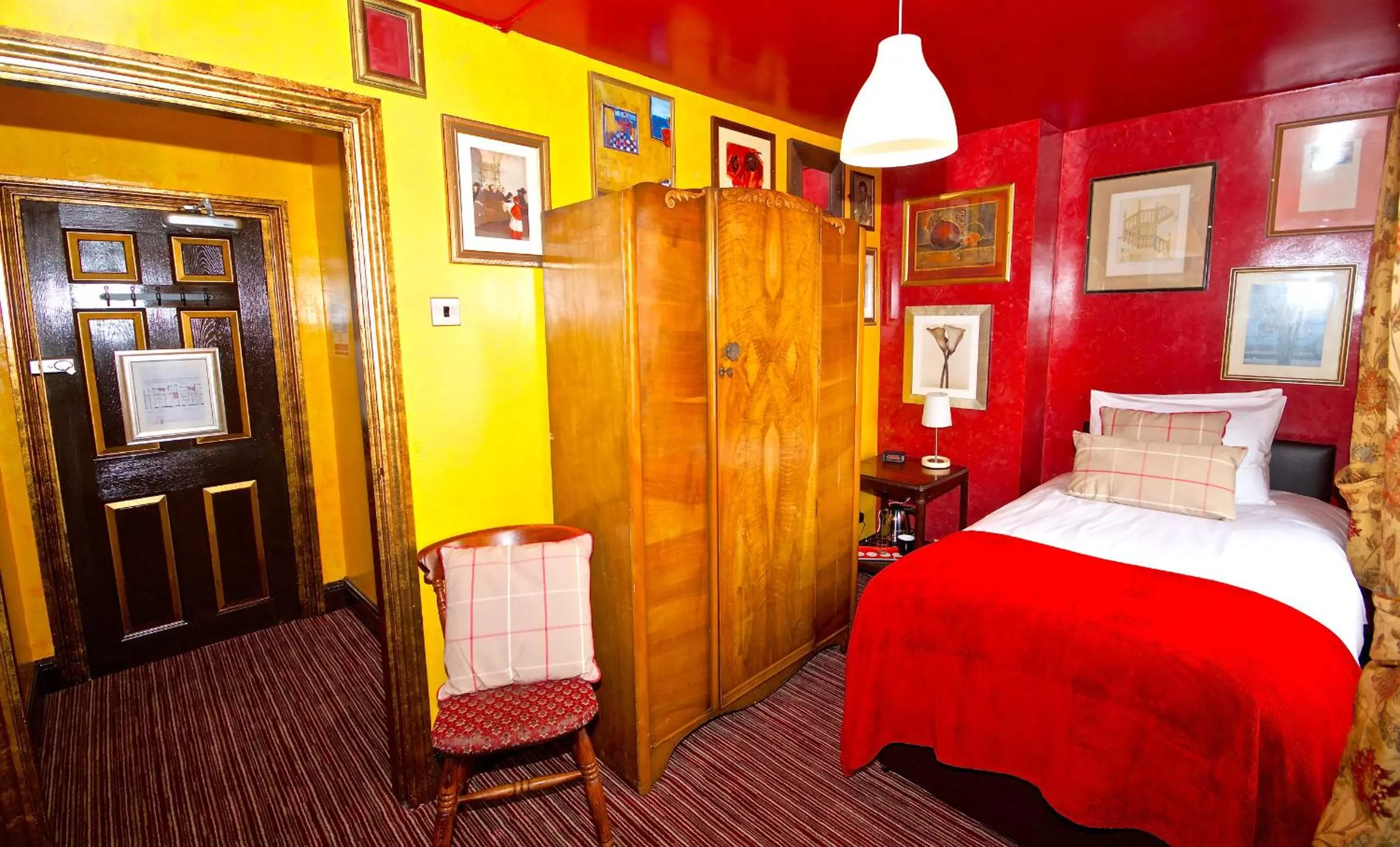 Photo of the whole room, Bed in Fifteens of Chester