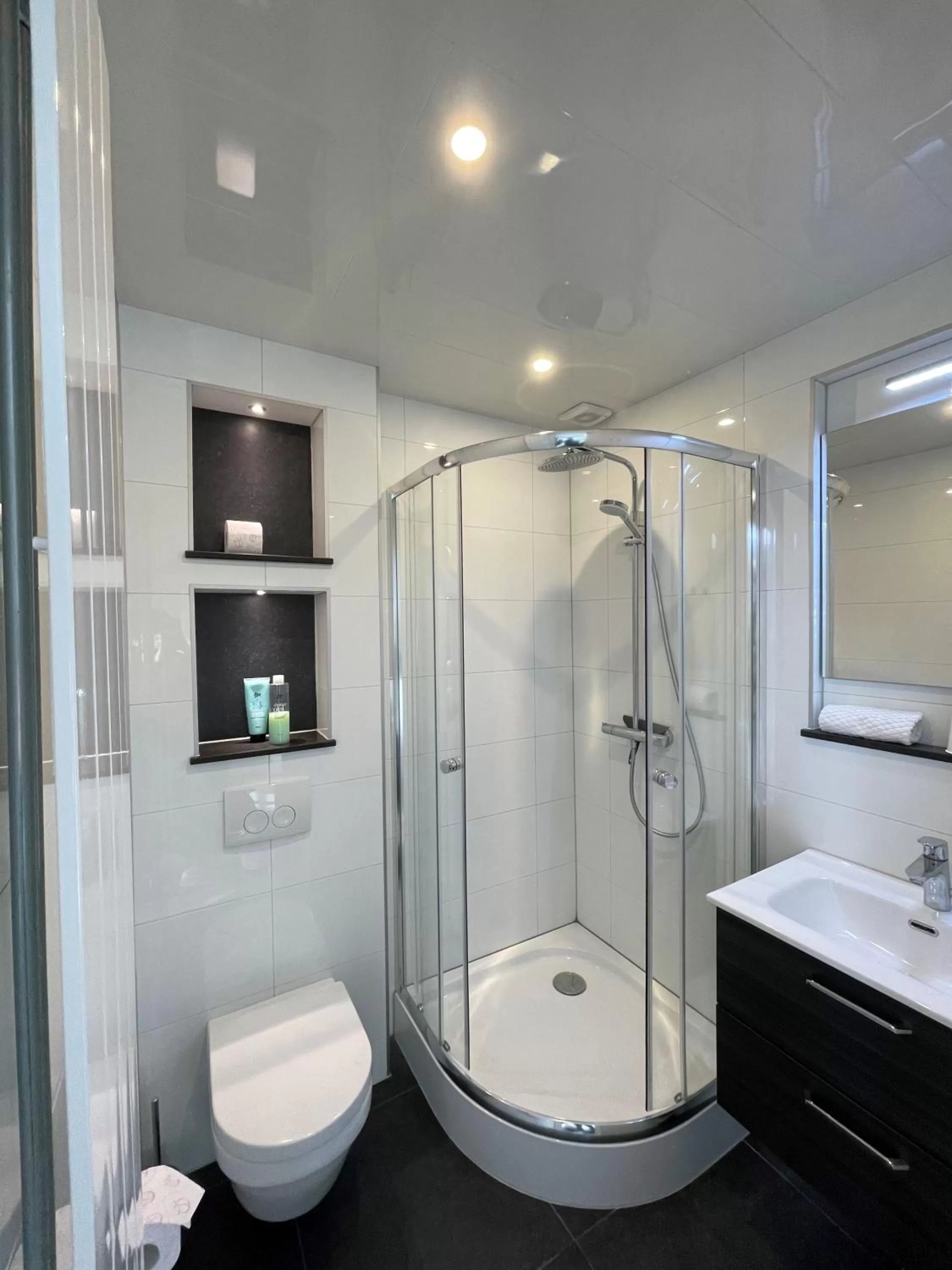 Shower in Bed & Coffee Inn d'n Acht