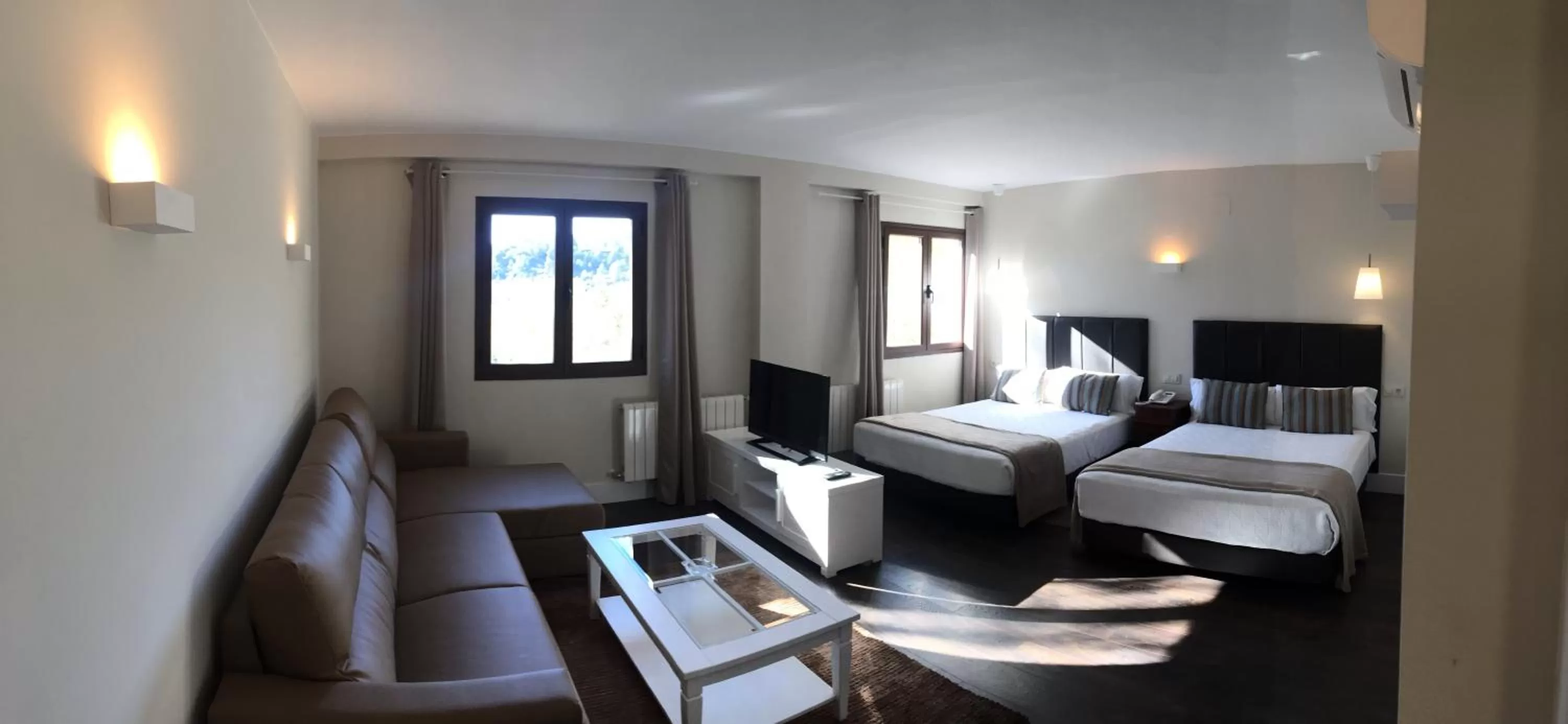 Photo of the whole room, Bed in Hotel Resort Cueva del Fraile