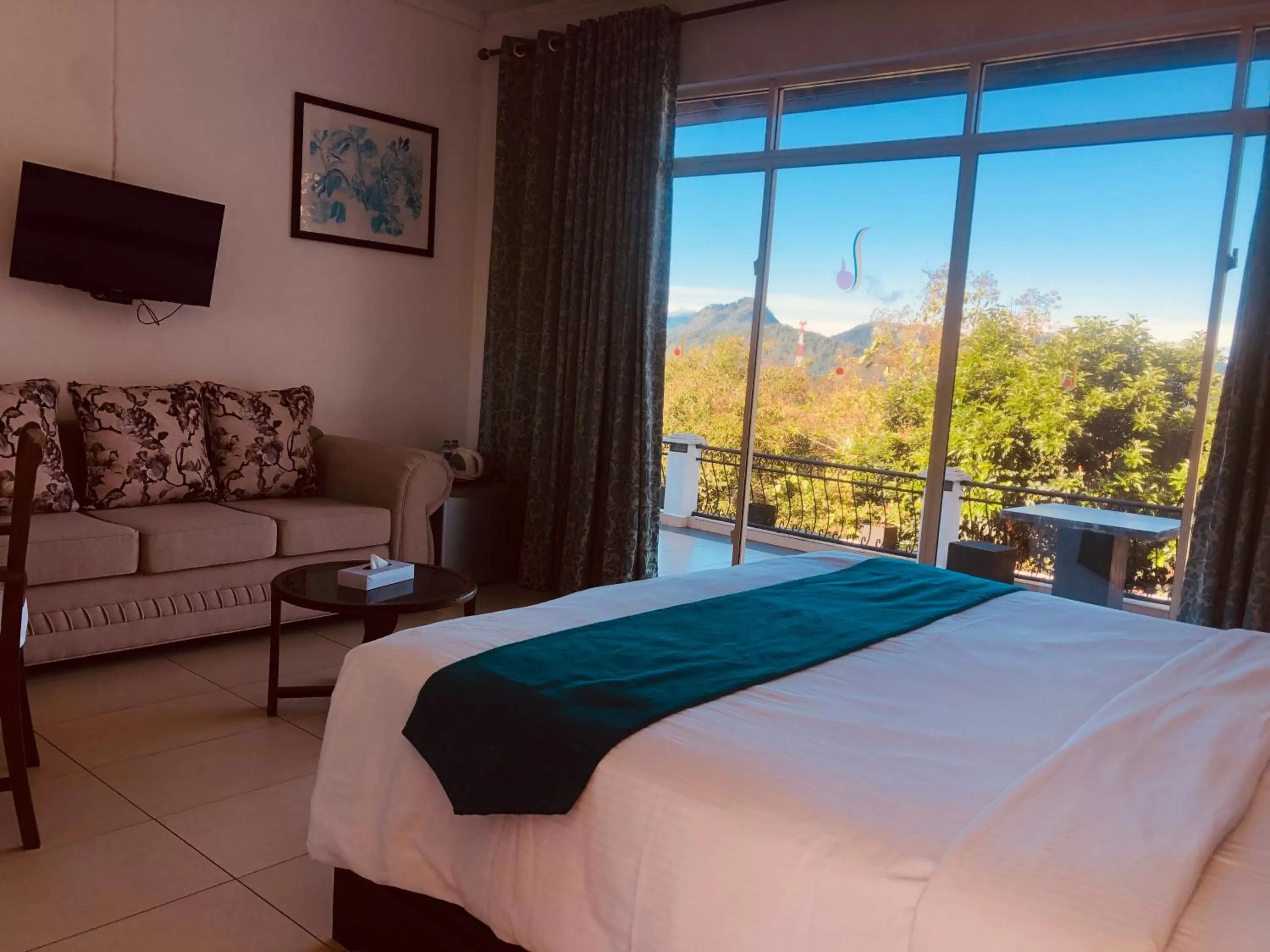 Photo of the whole room, Bed in Elegant Hotel