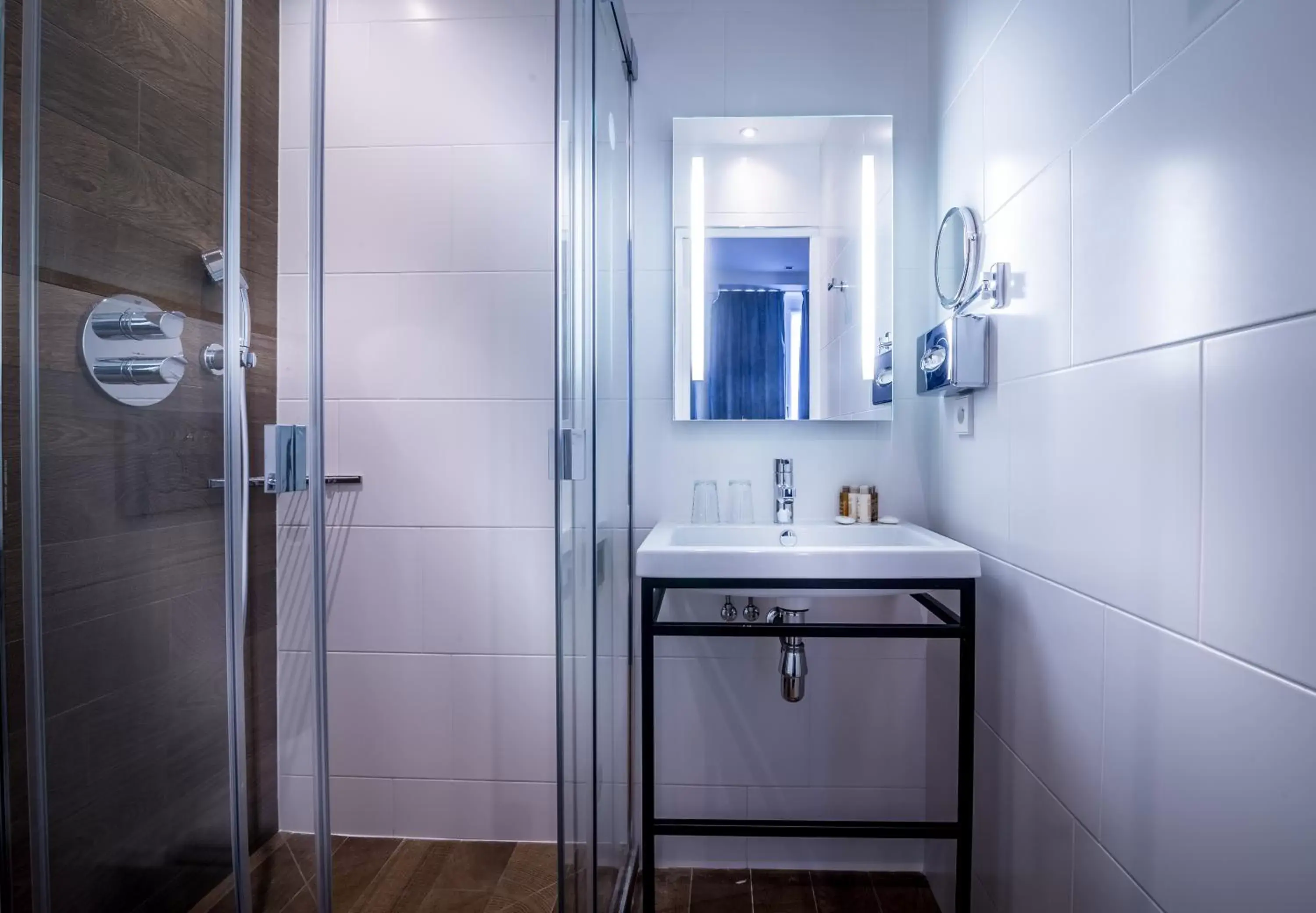 Classic Double Room with Balcony in Hotel Marais Grands Boulevards Classic Double Room with Balcony in Hotel Marais Grands Boulevards