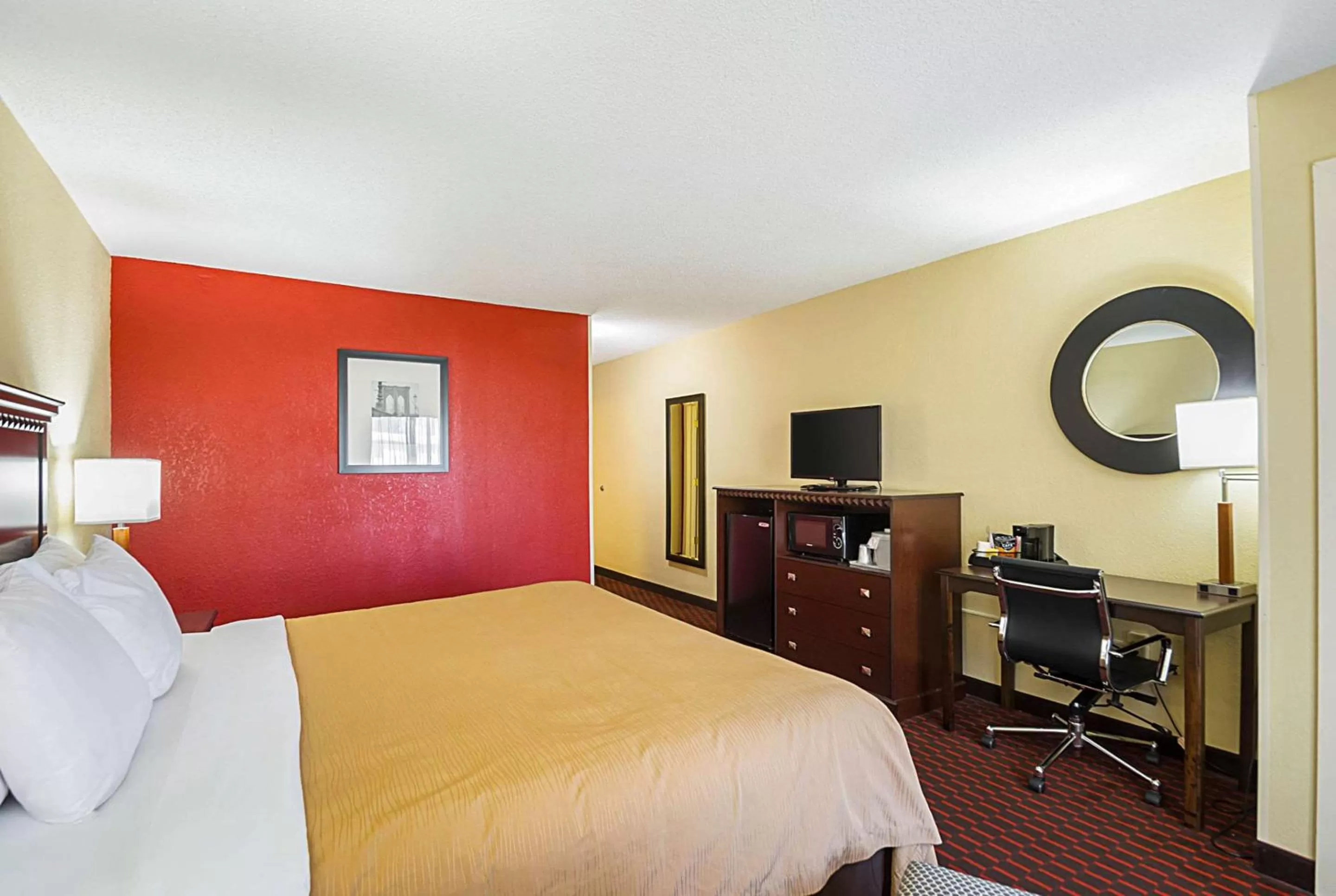 Photo of the whole room, Bed in Quality Inn & Suites Hagerstown