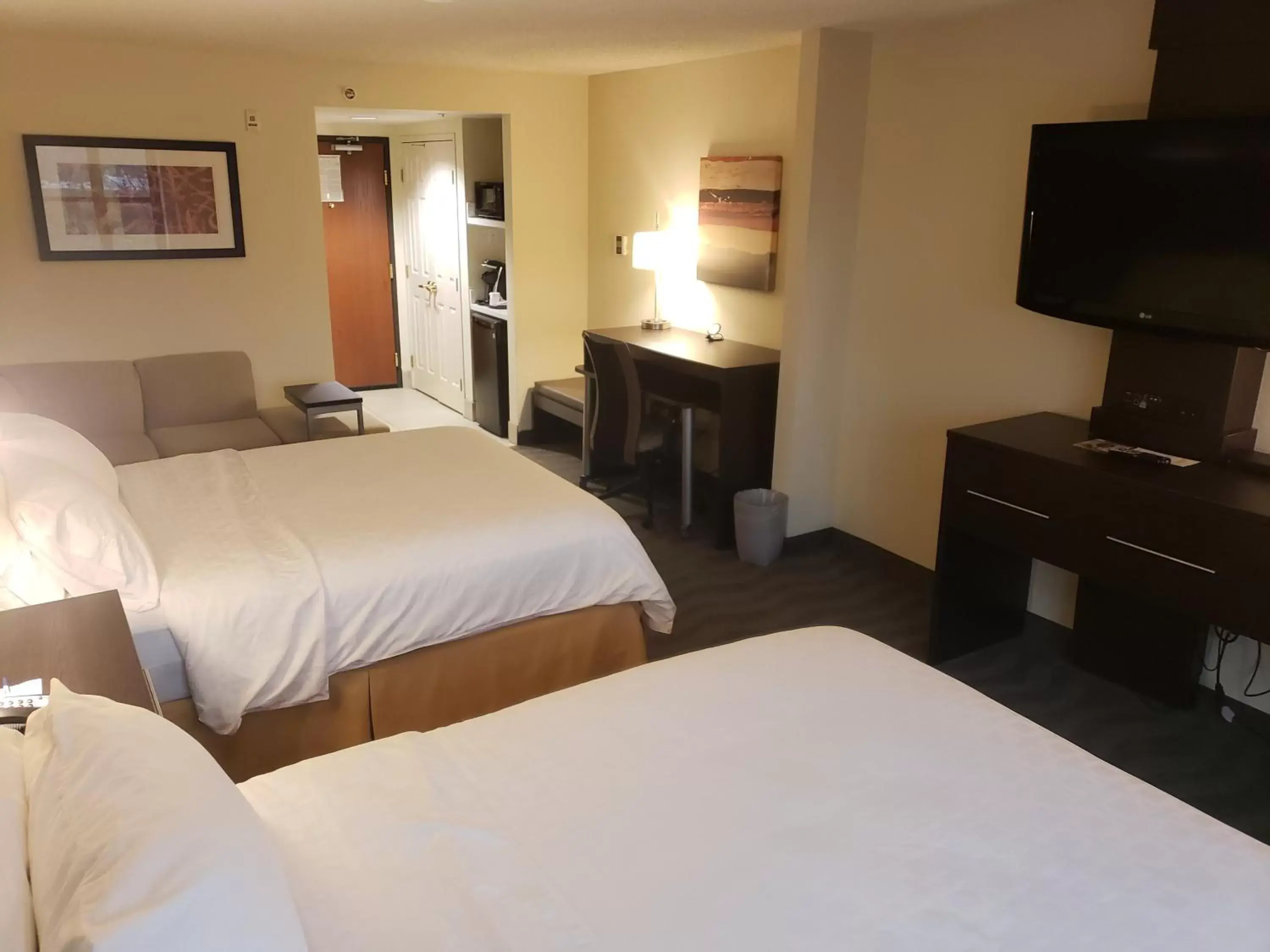 Standard Queen Room with Two Queen Beds and Mobility Accessible Tub in Holiday Inn Express Portland West/Hillsboro by IHG Standard Queen Room with Two Queen Beds and Mobility Accessible Tub in Holiday Inn Express Portland West/Hillsboro by IHG