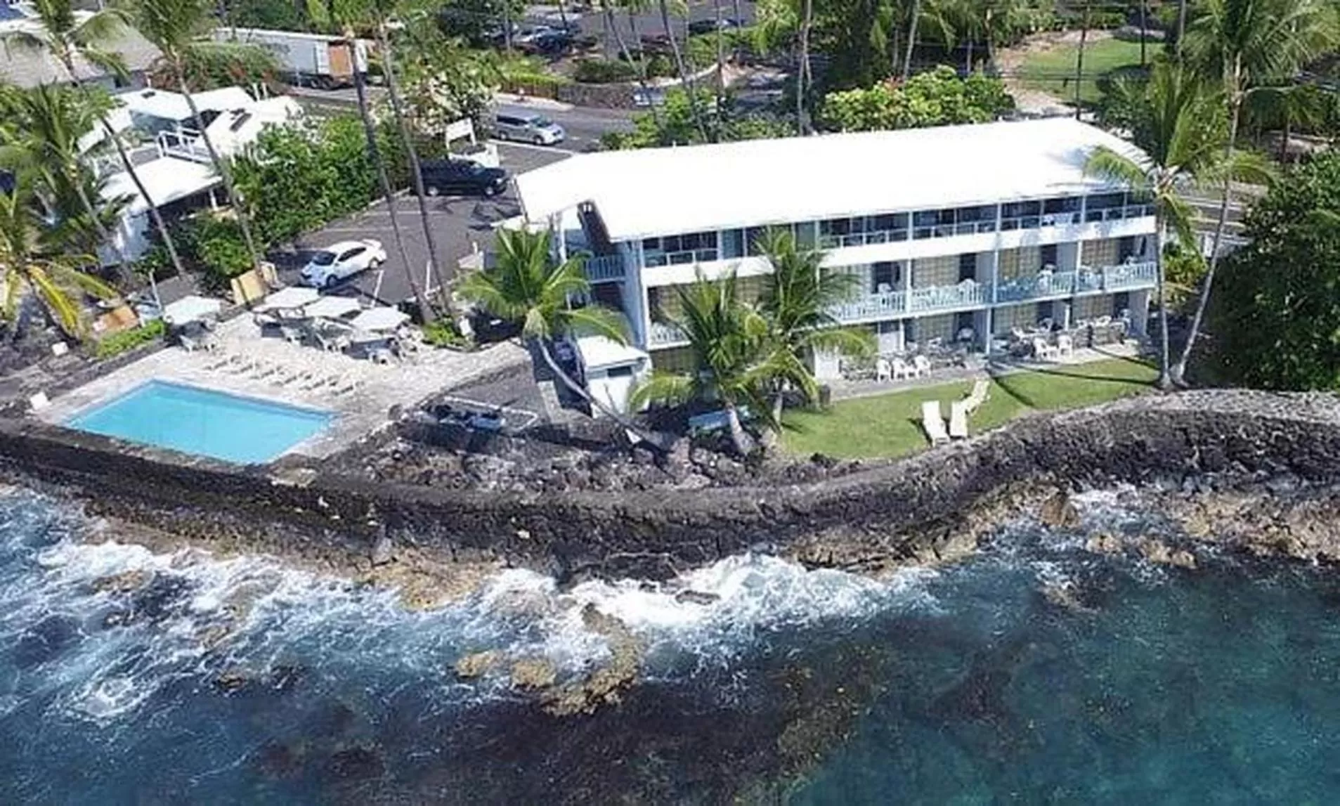 Property building in Kona Tiki Hotel - No Resort Fees