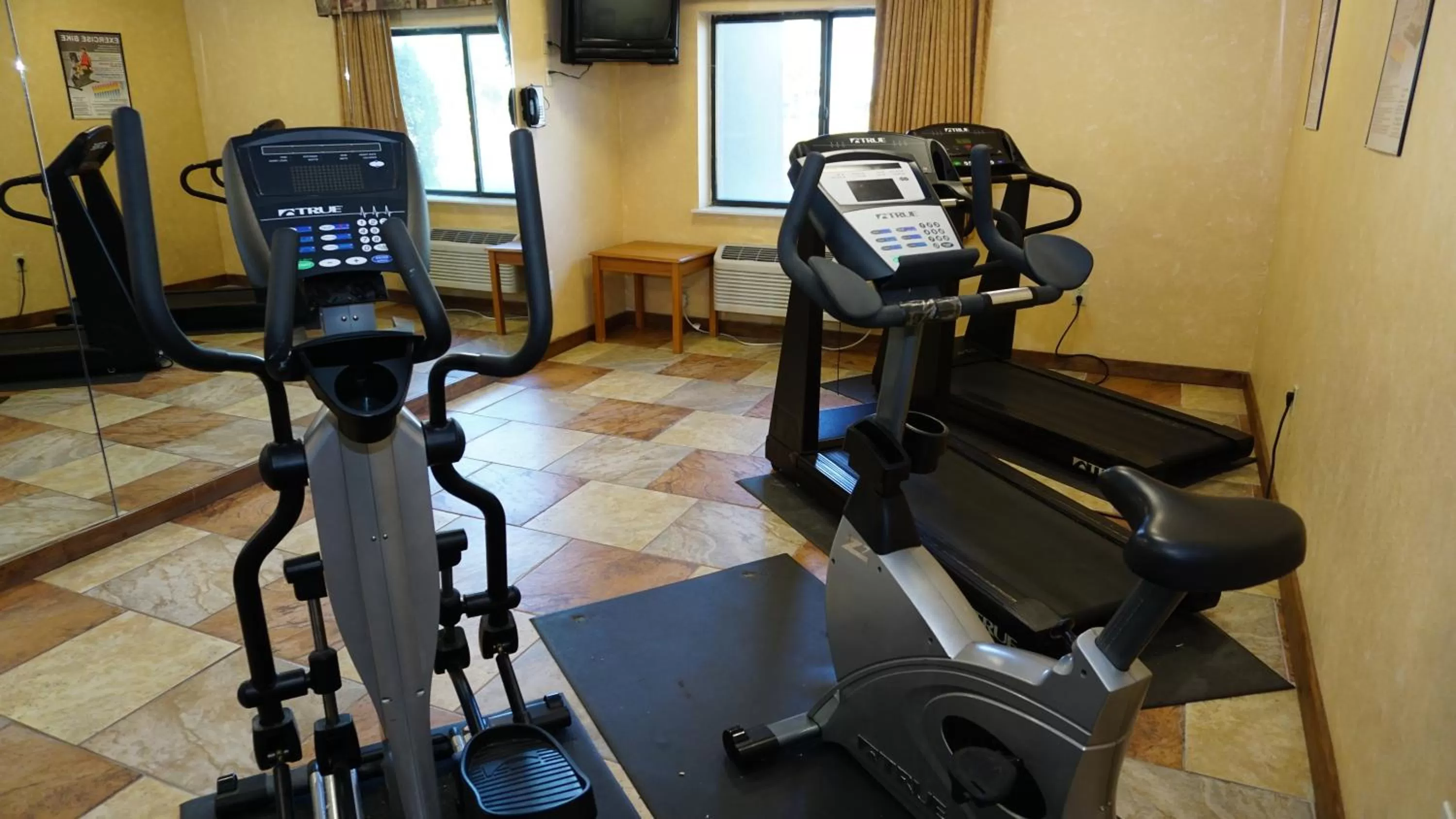 Fitness centre/facilities in Baymont by Wyndham Arlington At Six Flags Dr