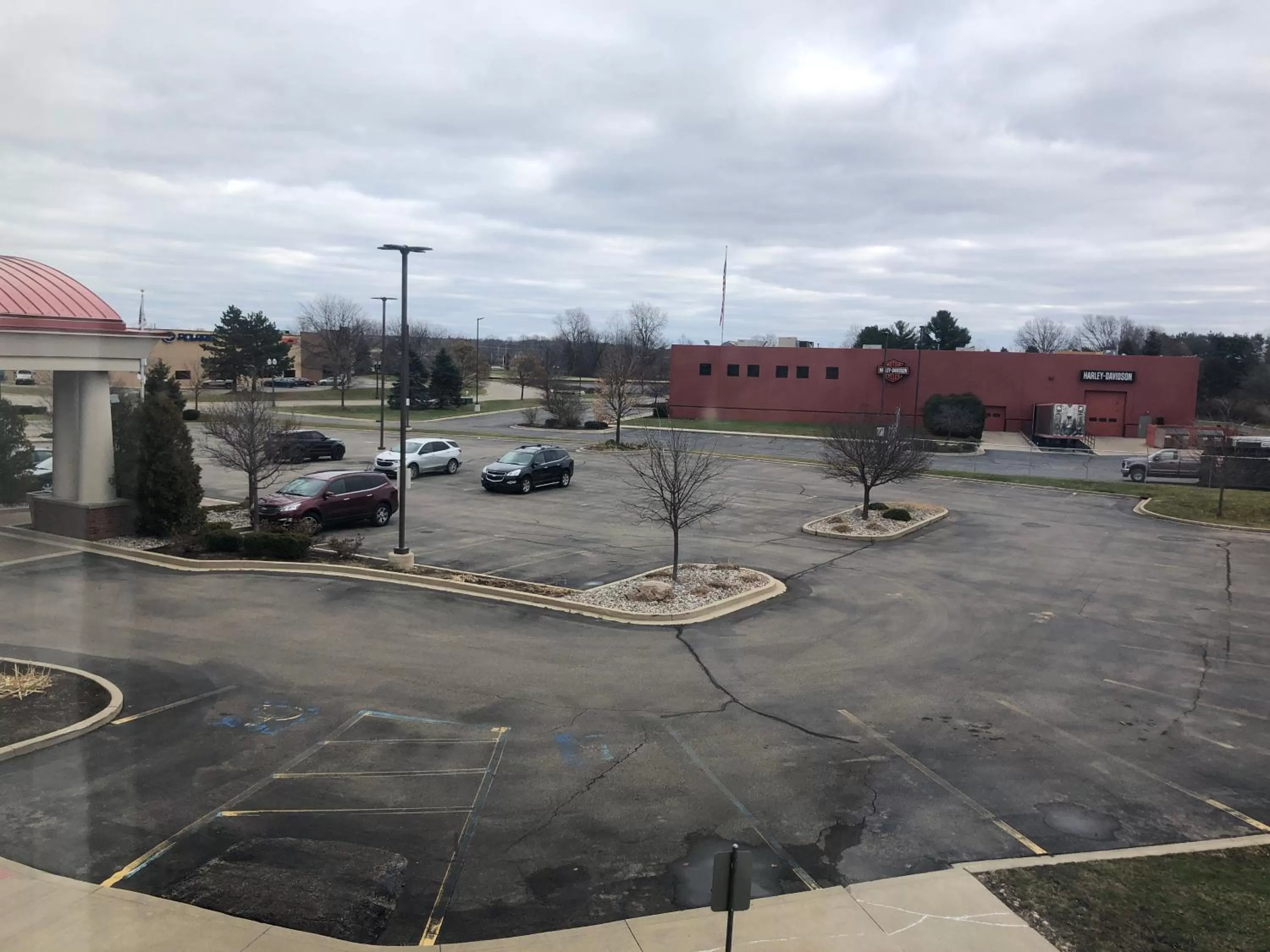 Parking in Holiday Inn Express Hotel & Suites Lansing-Dimondale by IHG