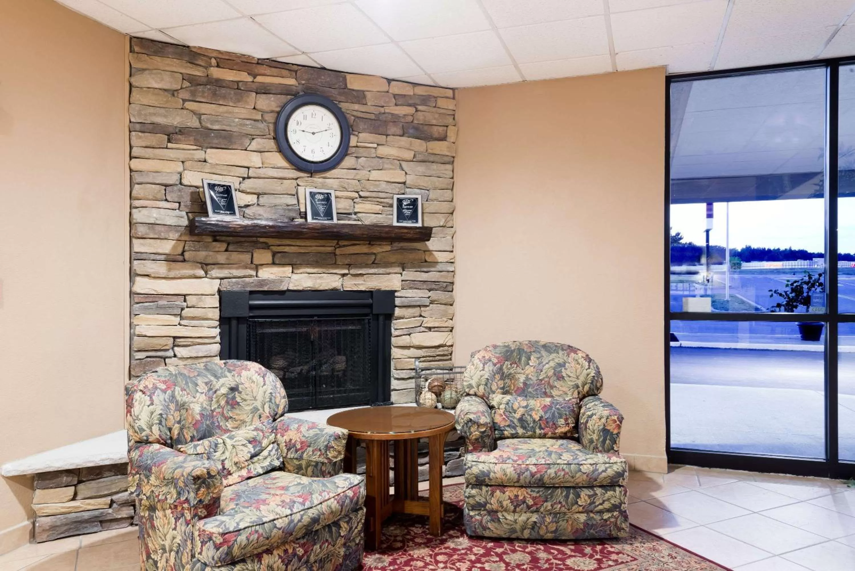 Lobby or reception in Ramada by Wyndham Watertown Thousand