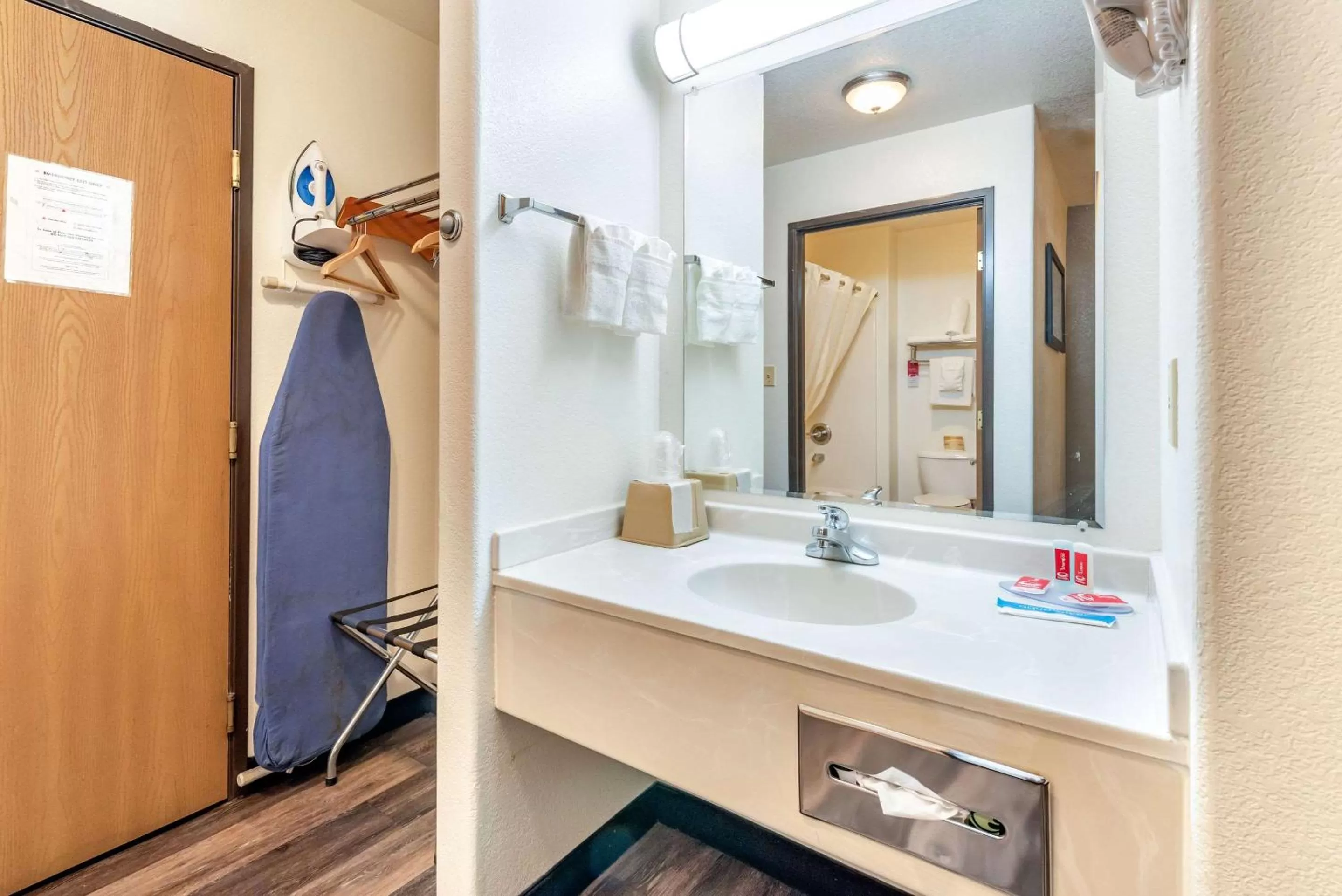 Bathroom in Econo Lodge Pueblo North