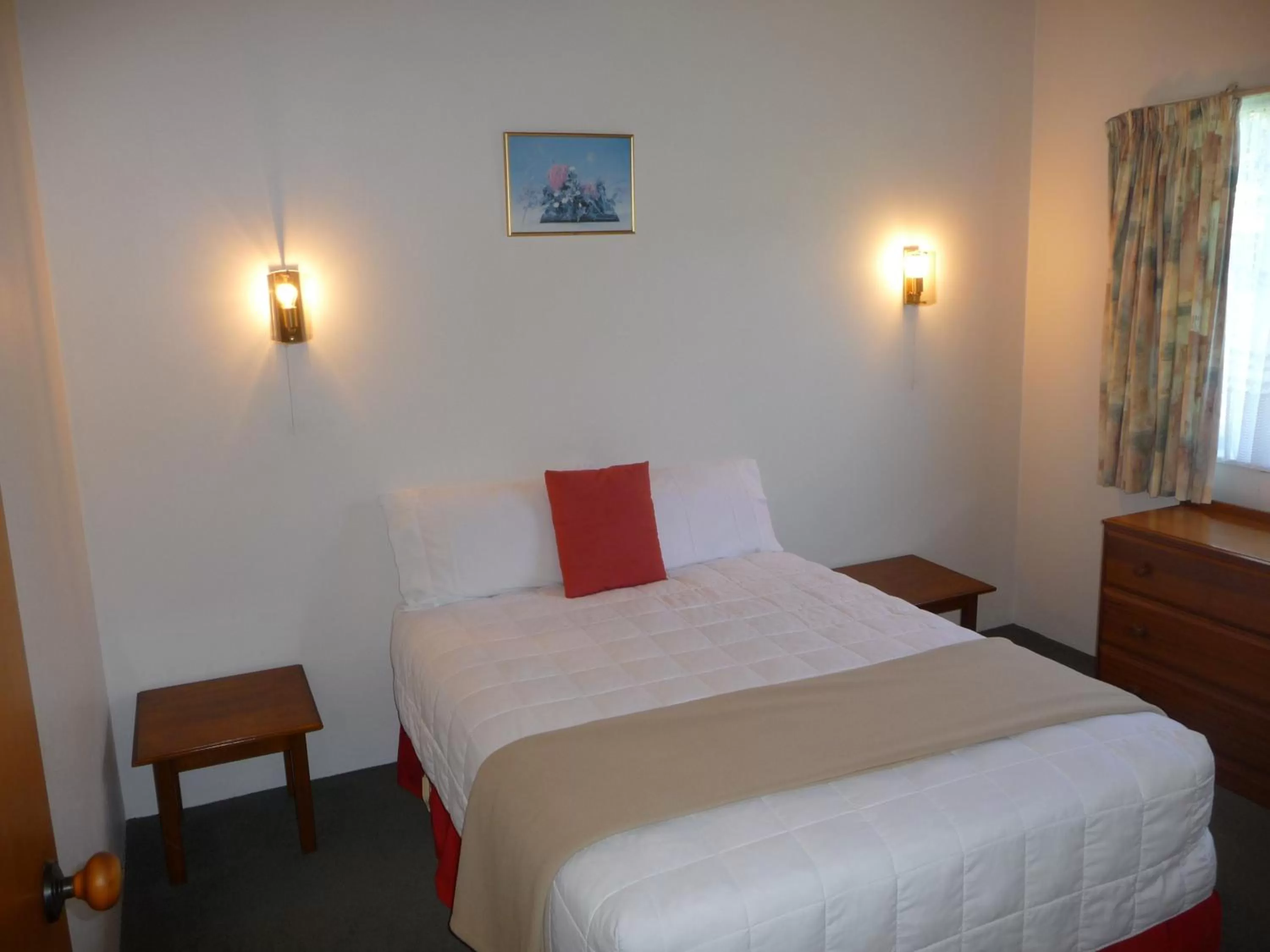 Bed in Coachman's Lodge Motel